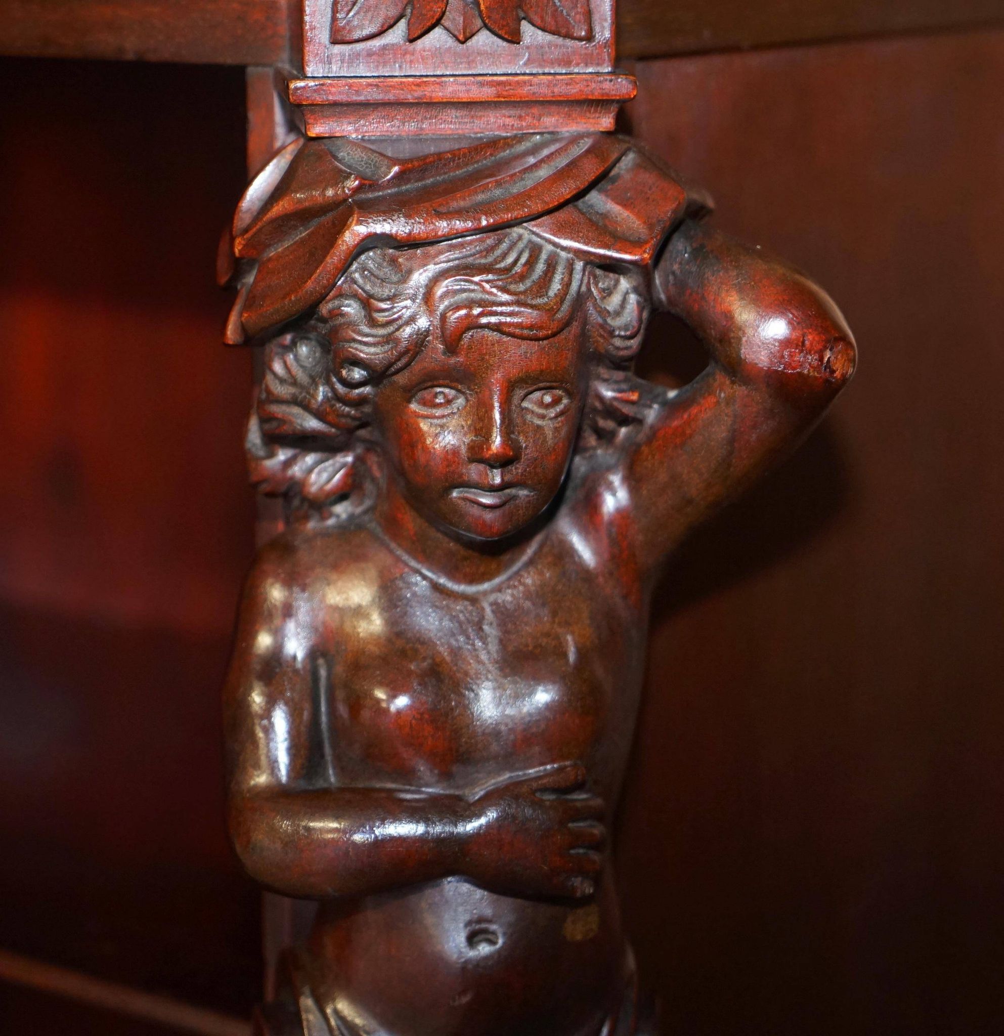 Bibliothèque sculptée à la main circa 1900 en bois dur avec statues Hermès