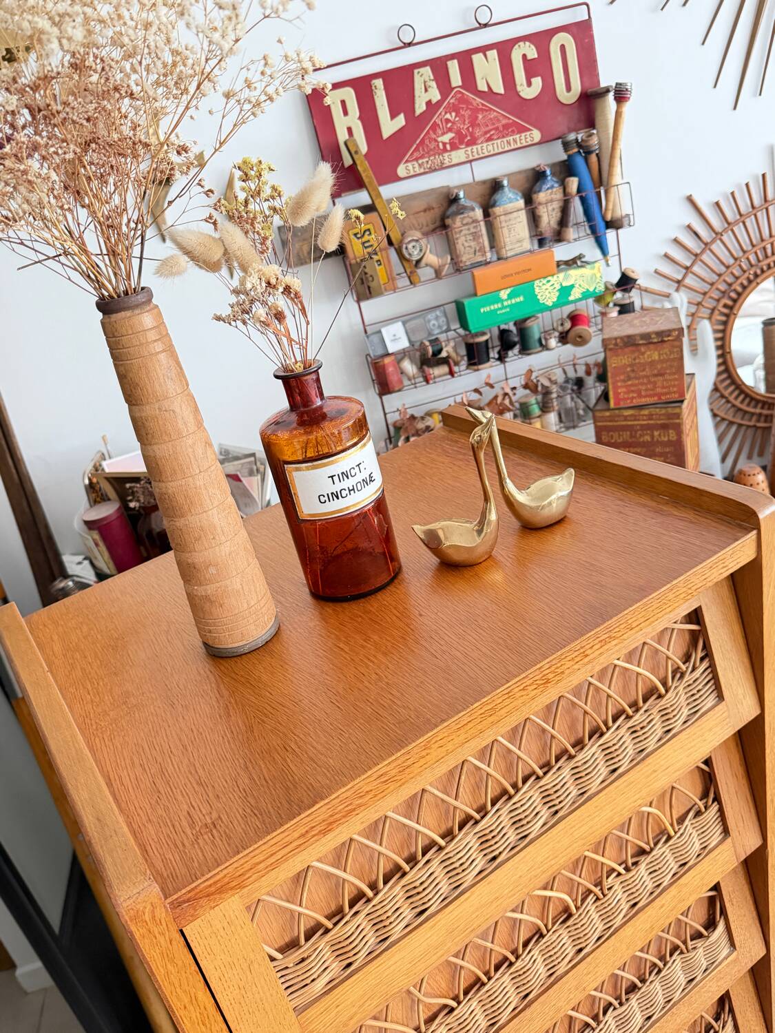 Vintage 1960s chest of drawers / chiffonnier with tapered legs and rattan.