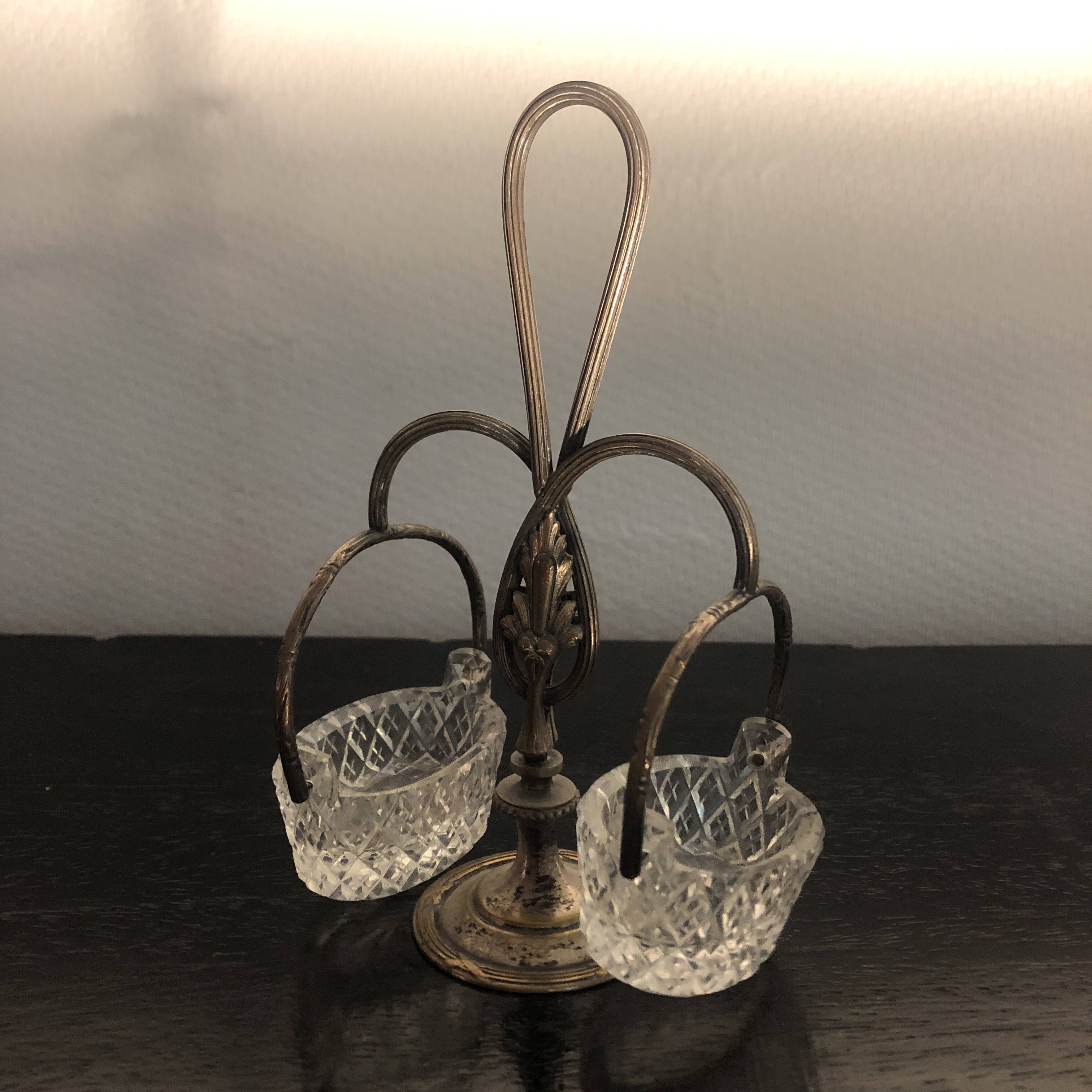 Salt and pepper shaker