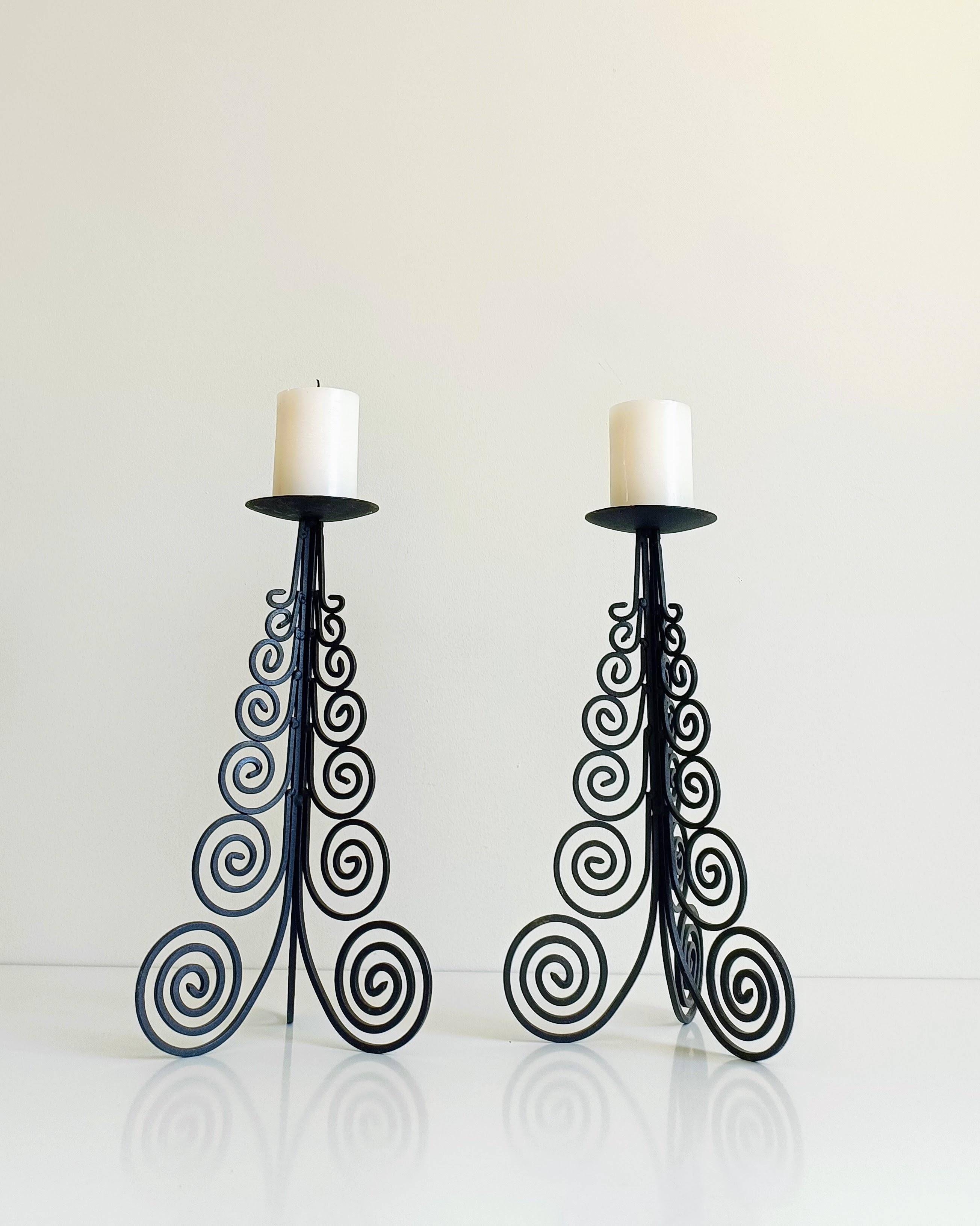 Paire de candélabres en fer forgé à la main, Espagne, vers les années 1970.