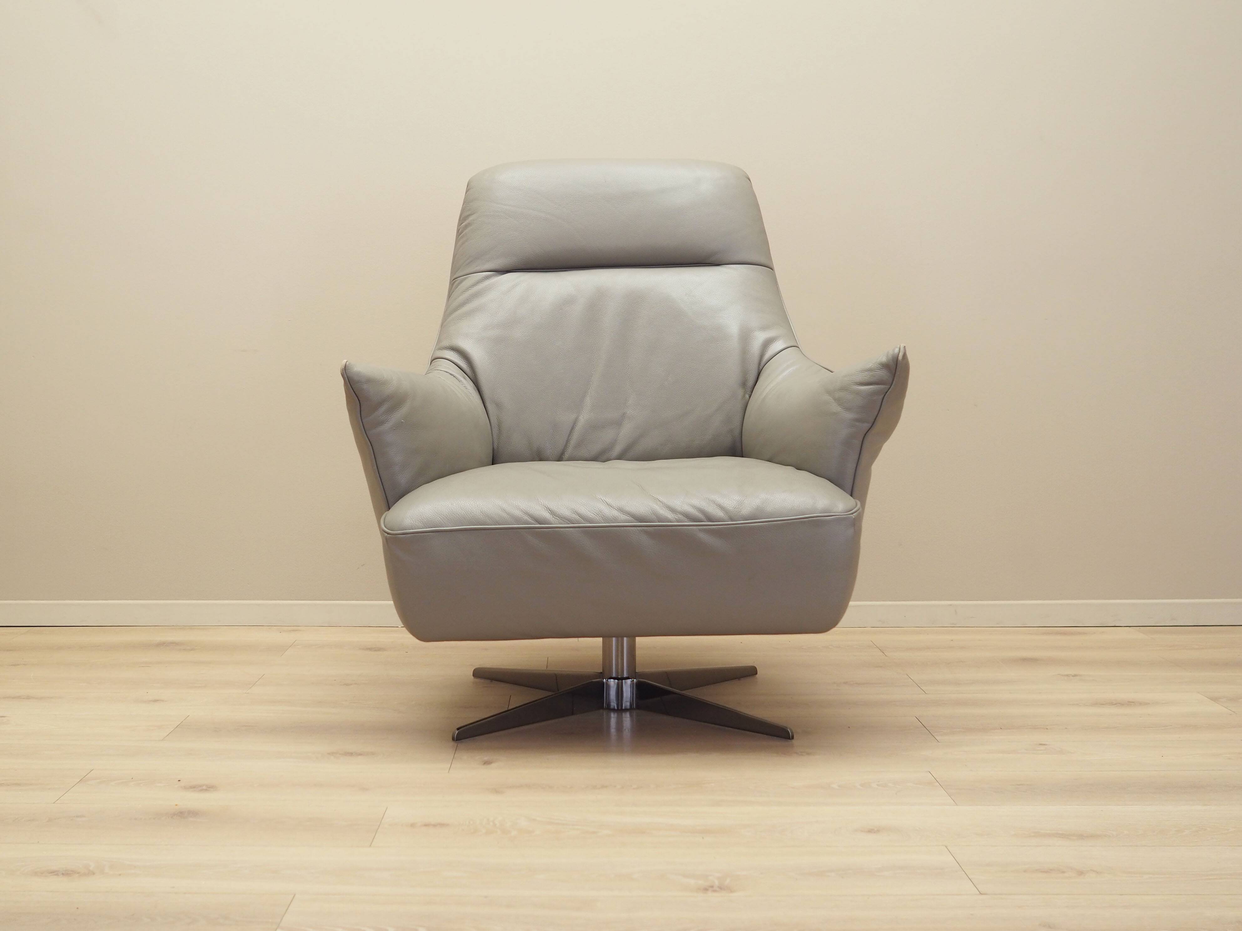 Leather swivel armchair, Italian design, 1990s, manufacture: Natuzzi