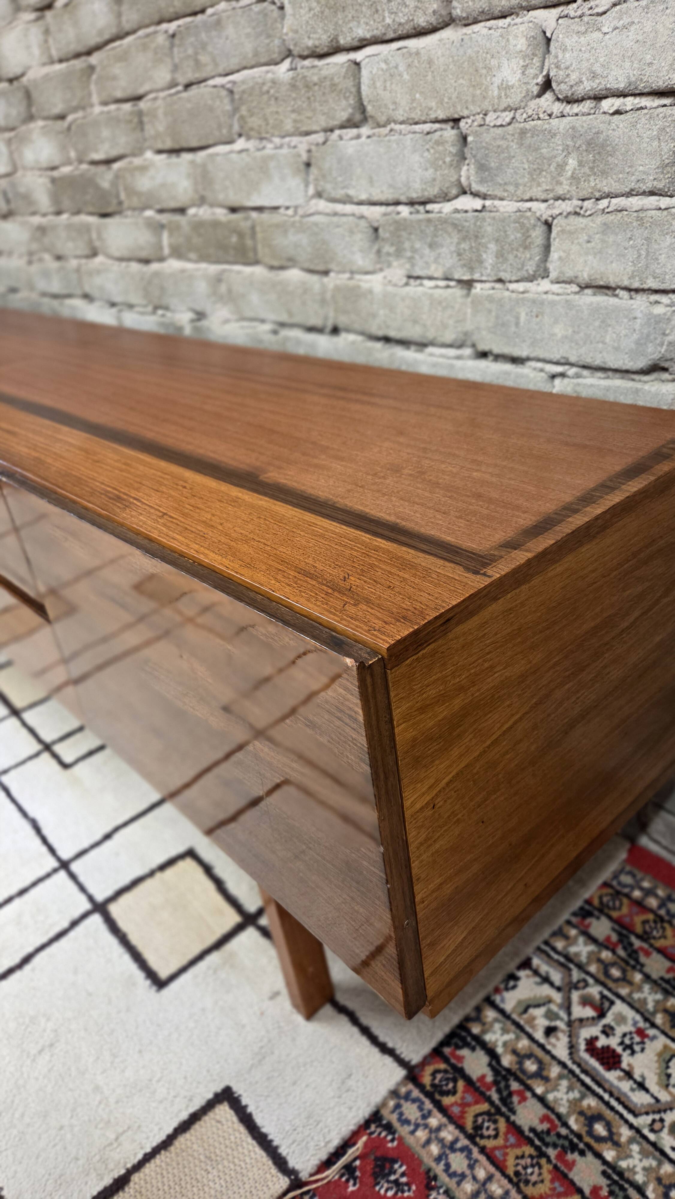 Vintage Scandinavian lowboard in teak – Minimalist sideboard from the 60s/70s.