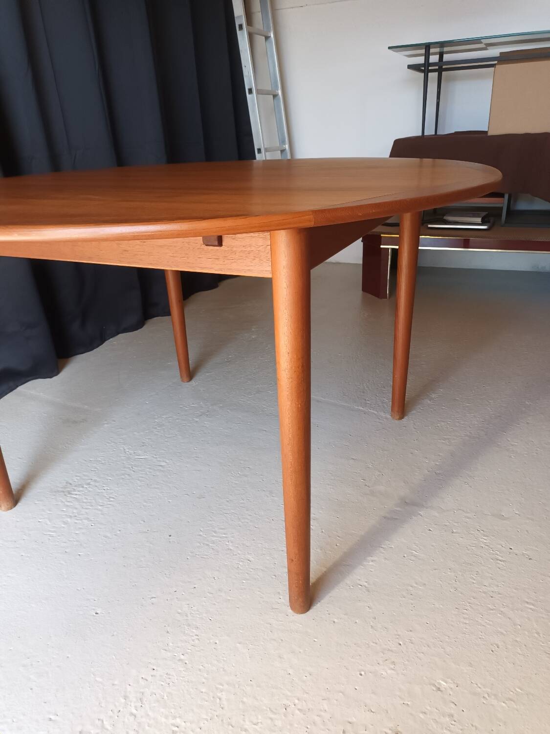 Scandinavian round table