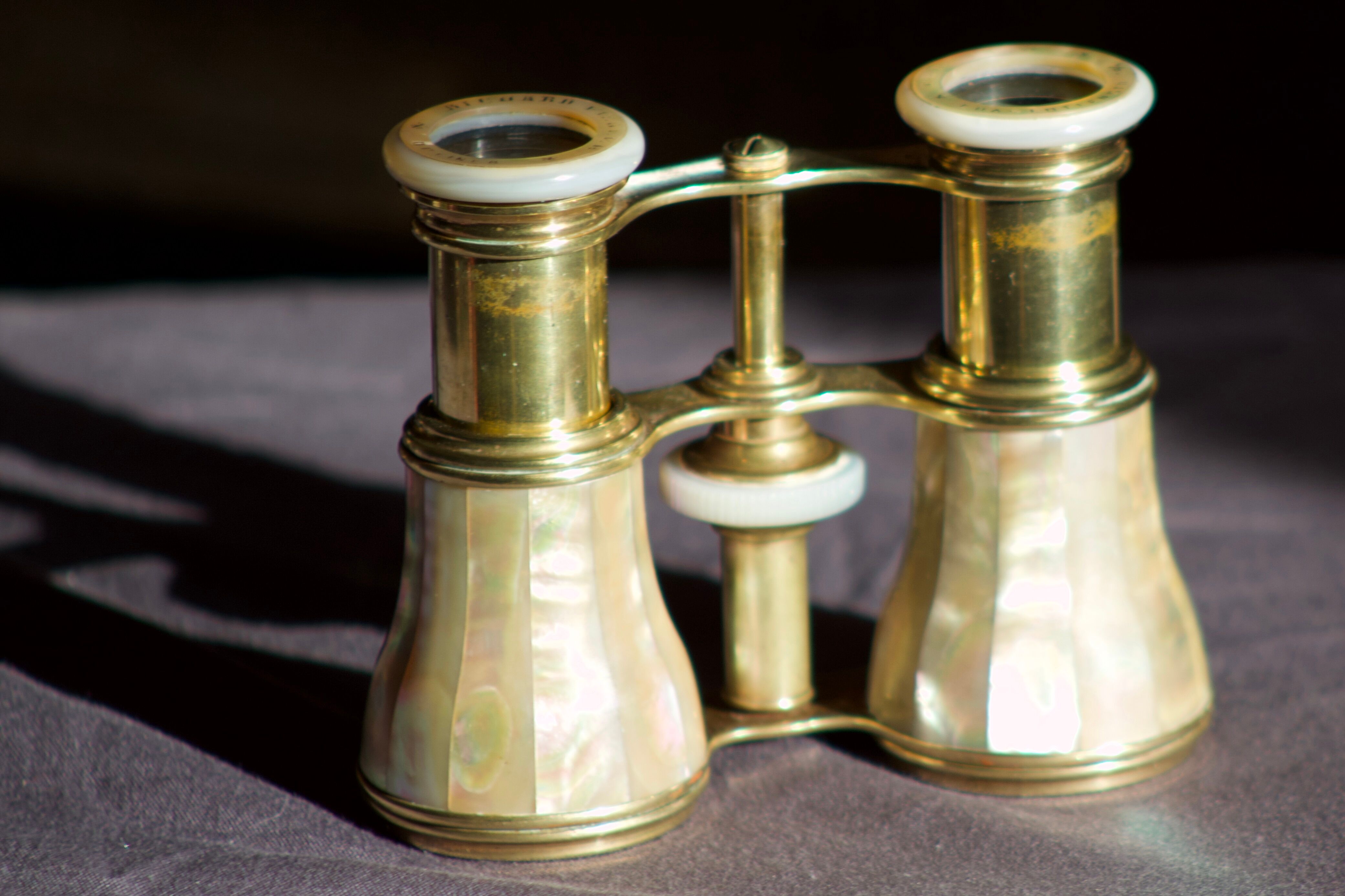 Twins Theatre / Napoleon model opera glasses in Mother-of-pearl and Golden Brass - Authentic