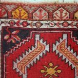 Tapis vintage fait main Yastik en laine rouge vif (50cm x 96cm)