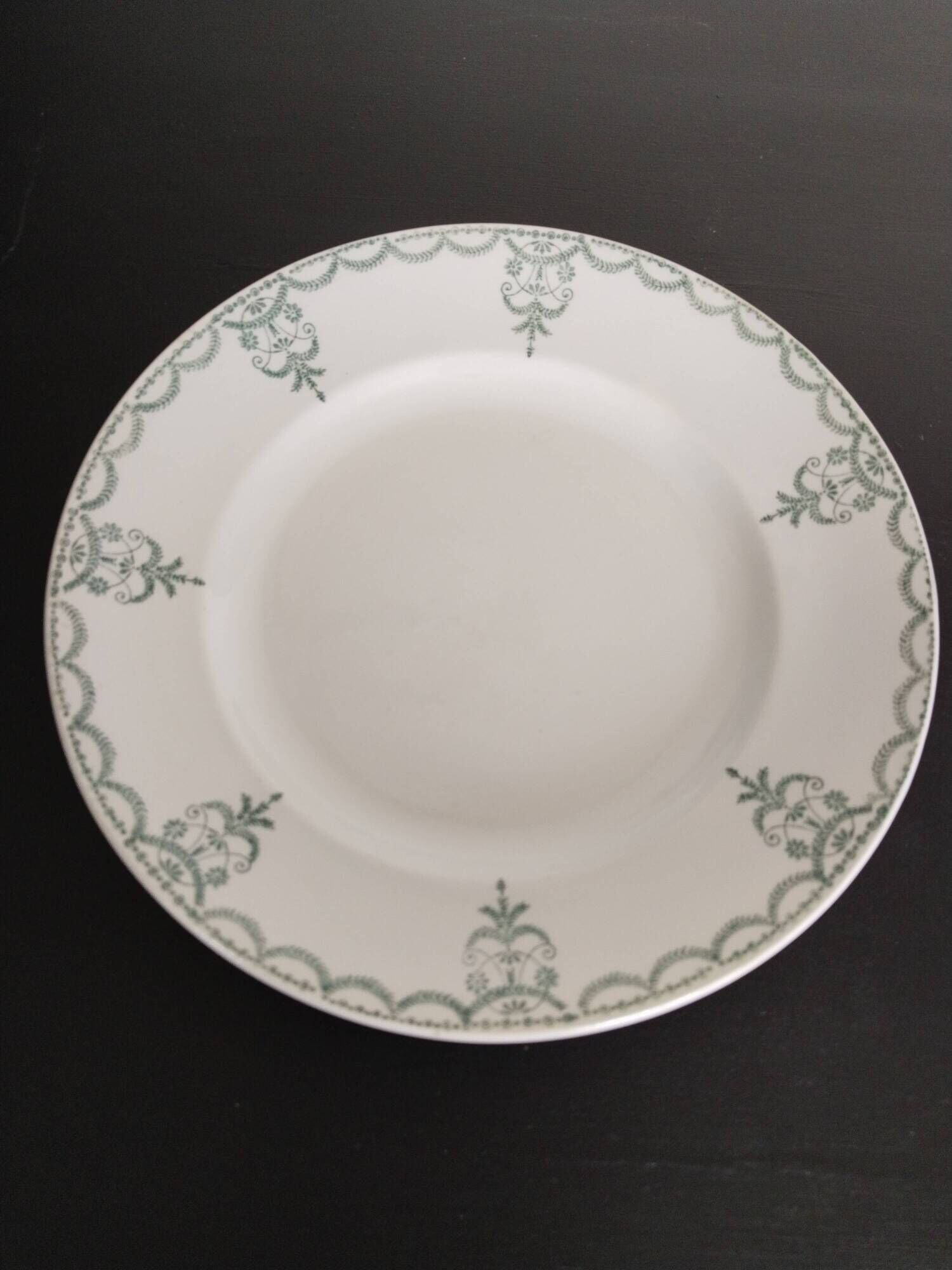 Set of 8 Moulin des Loups earthenware dinner plates, Garlands