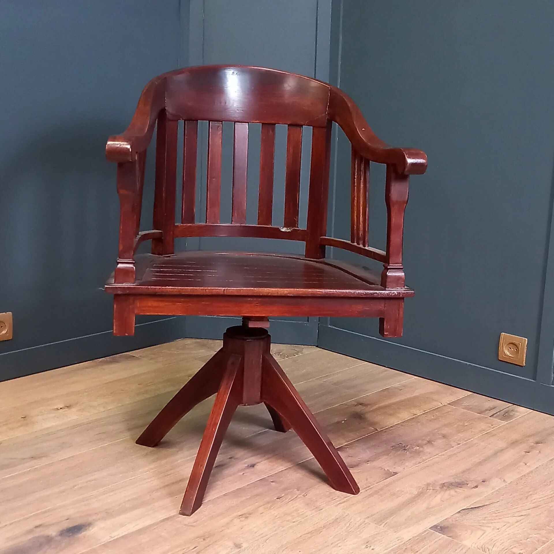 Mahogany office chair with swivel function
