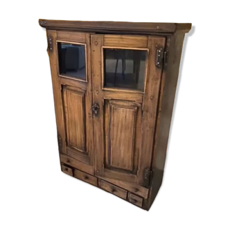 Armoire en chêne avec portes partiellement vitrées