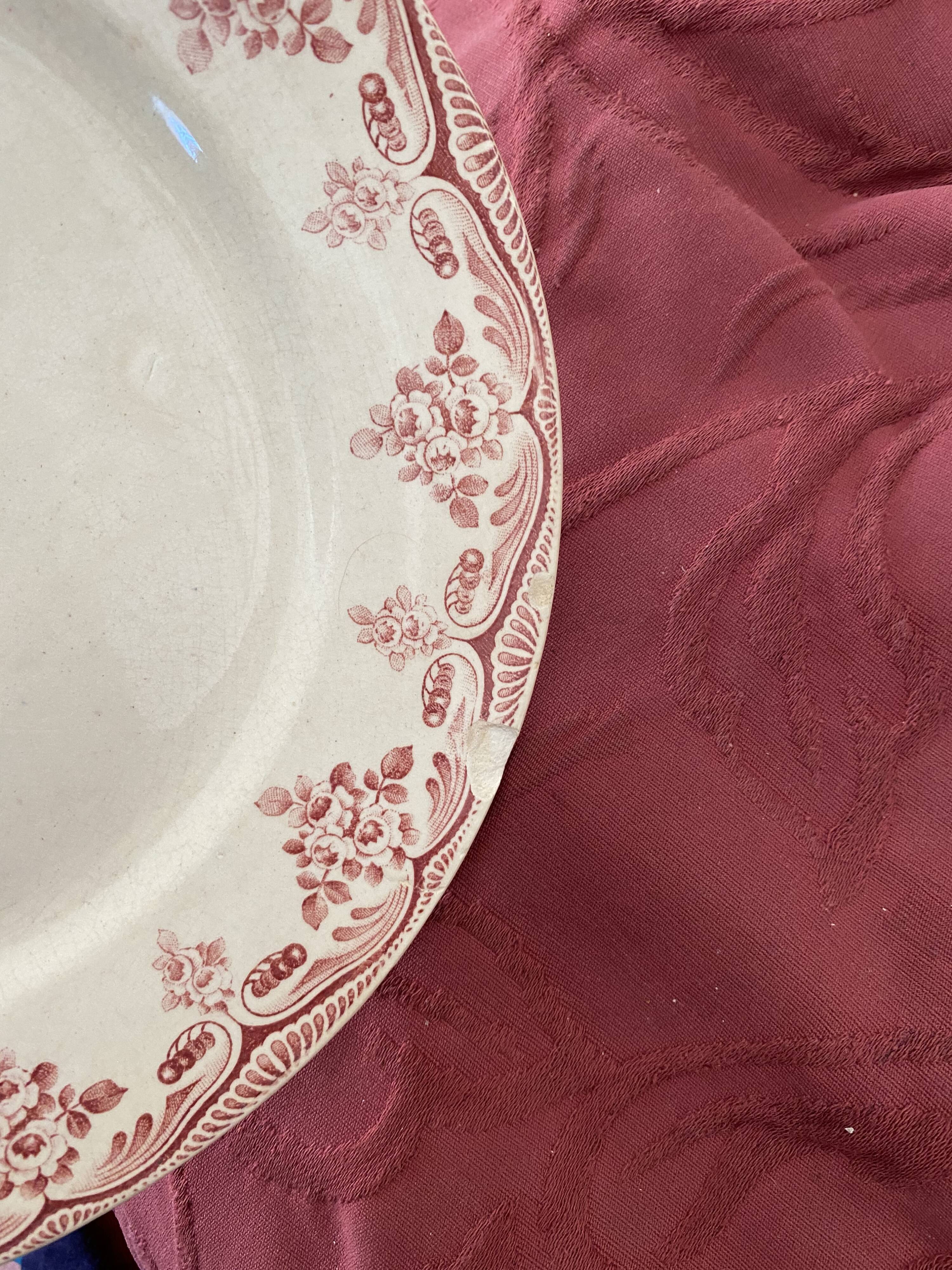 Old flat plates in red, green and blue gray.