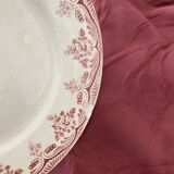 Old flat plates in red, green and blue gray.