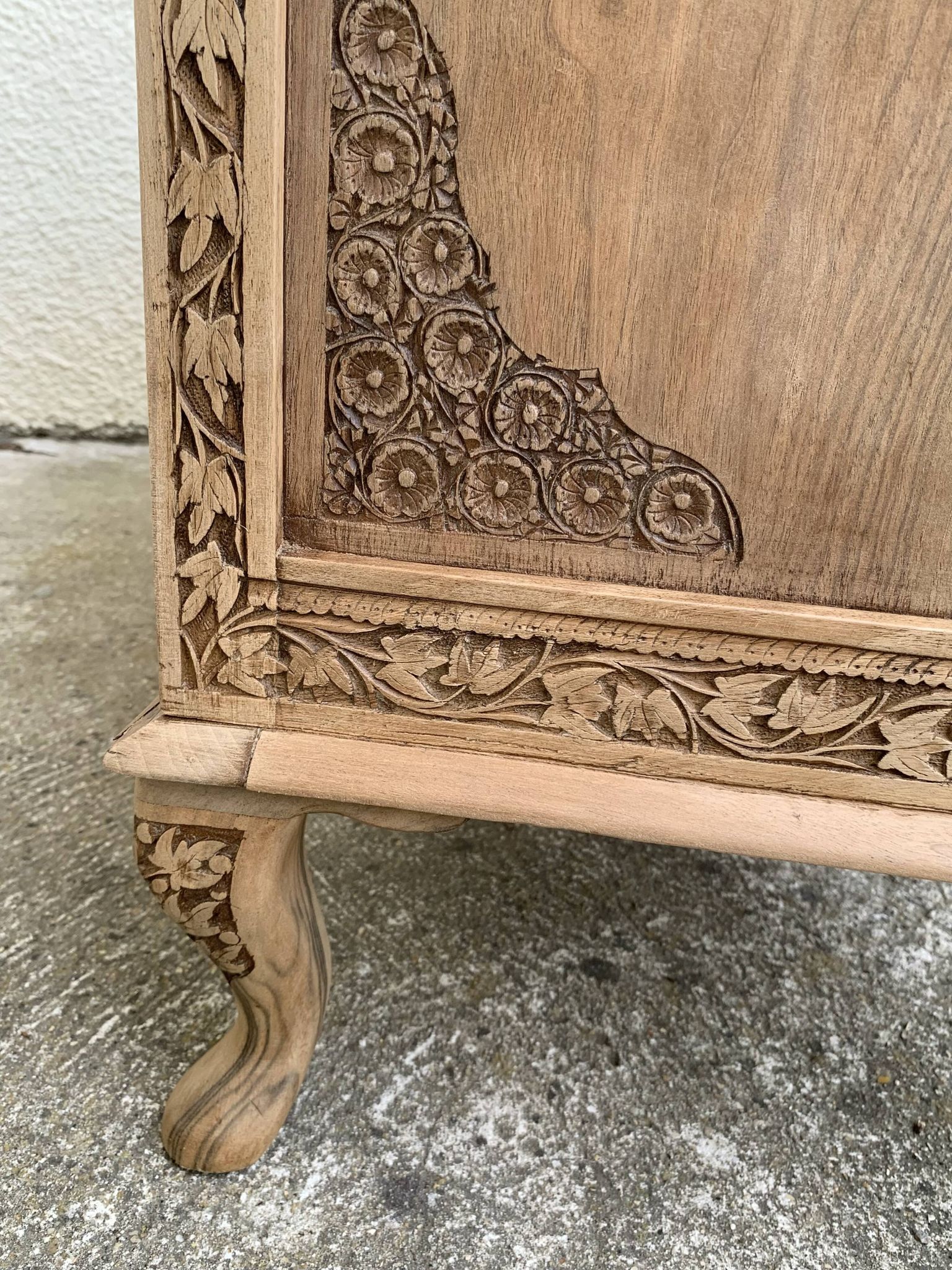 Commode vintage basse Padouk Massif sculpté 1950