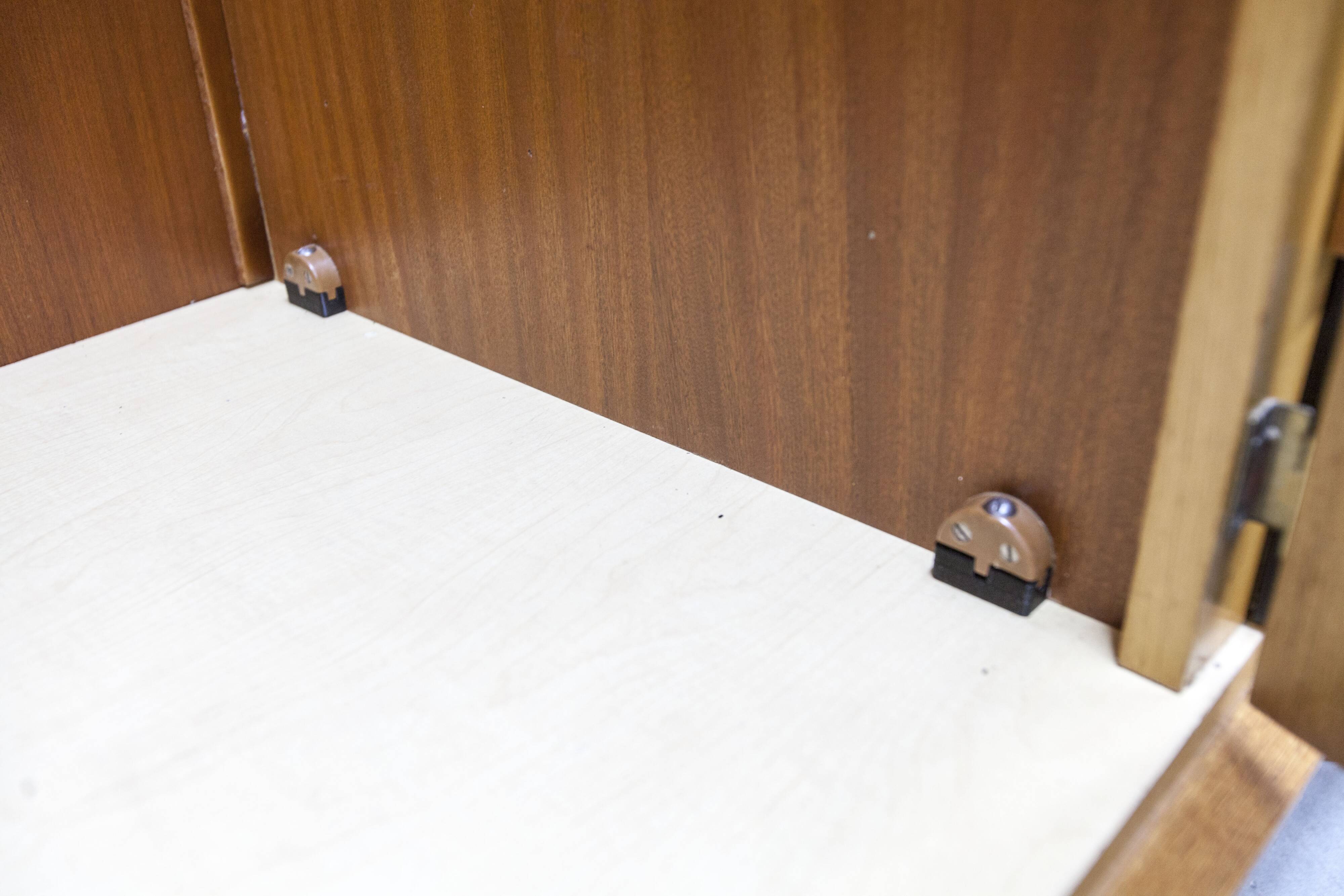 French wardrobe with tapered legs, 3 doors, 1 mirror (27*130), and 1 drawer.