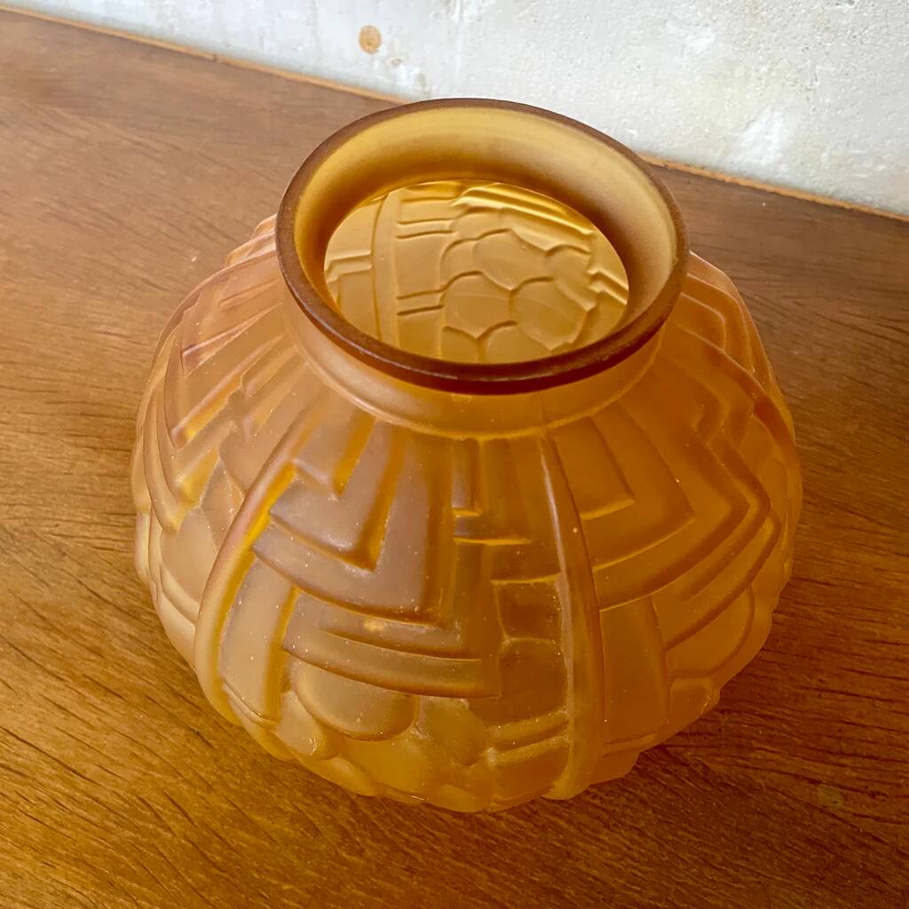 Vase boule en verre moulé art déco ambré