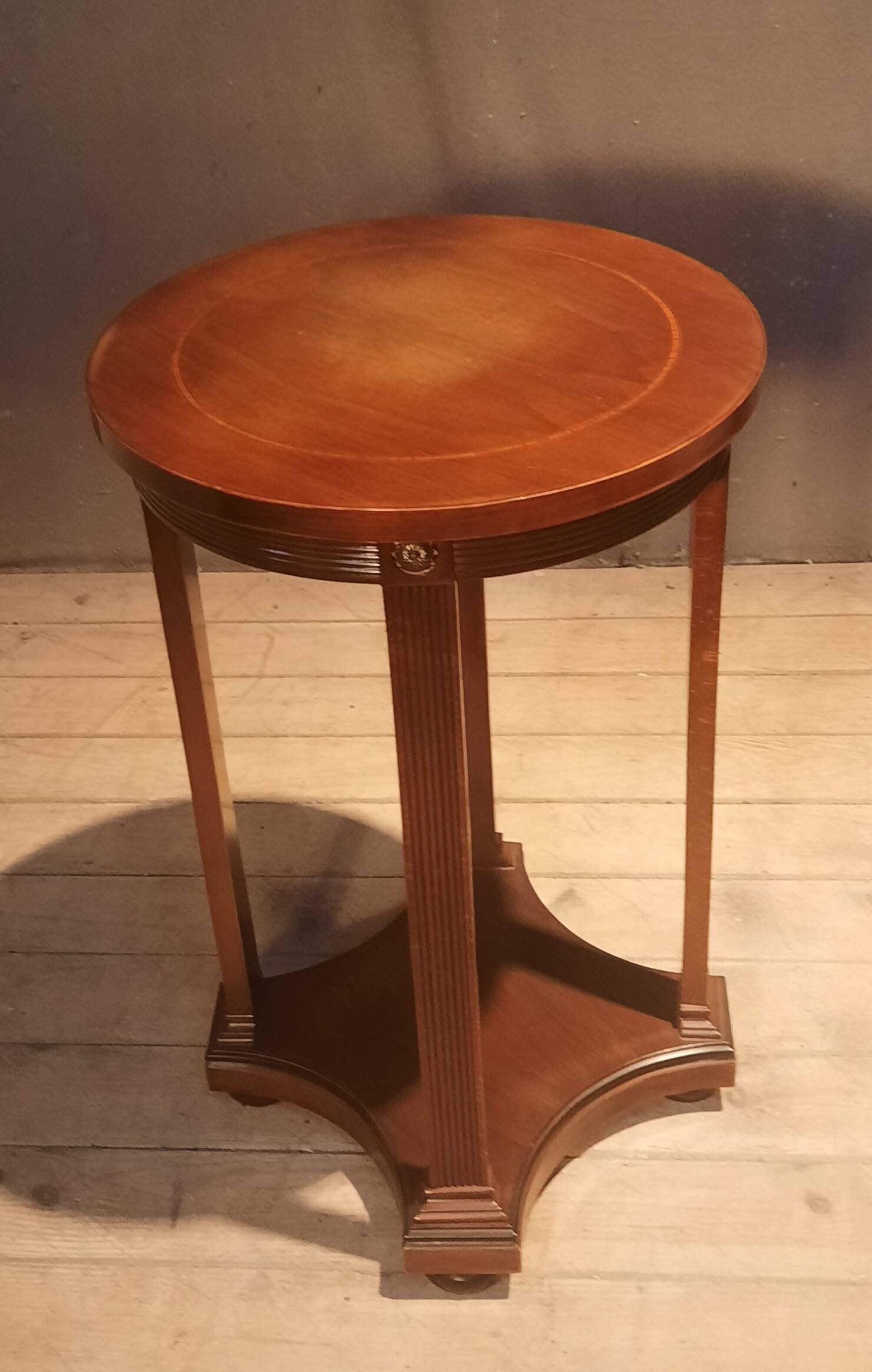 Varnished round gueridon