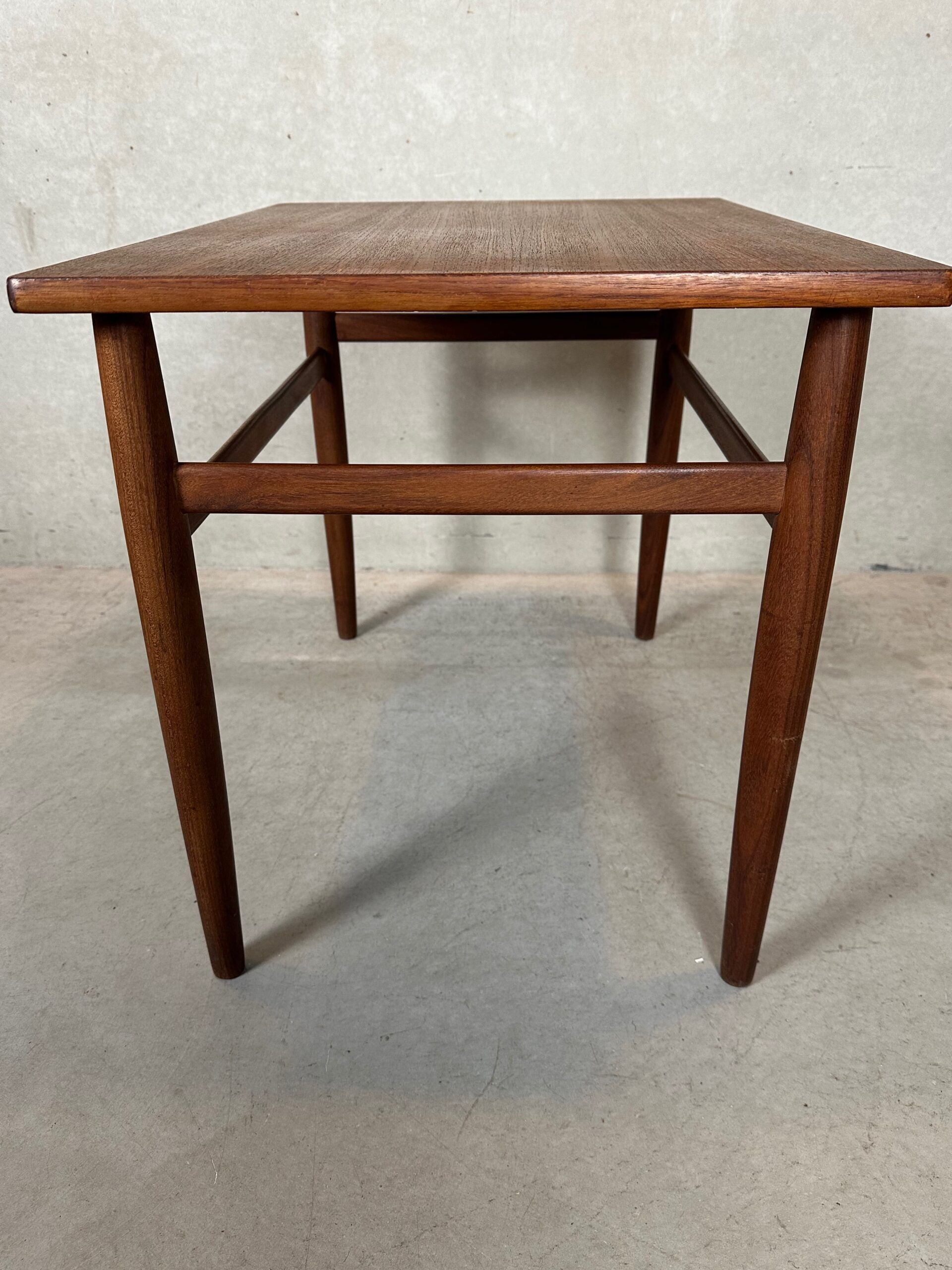 Table d'appoint vintage – Teck – O.M.F.