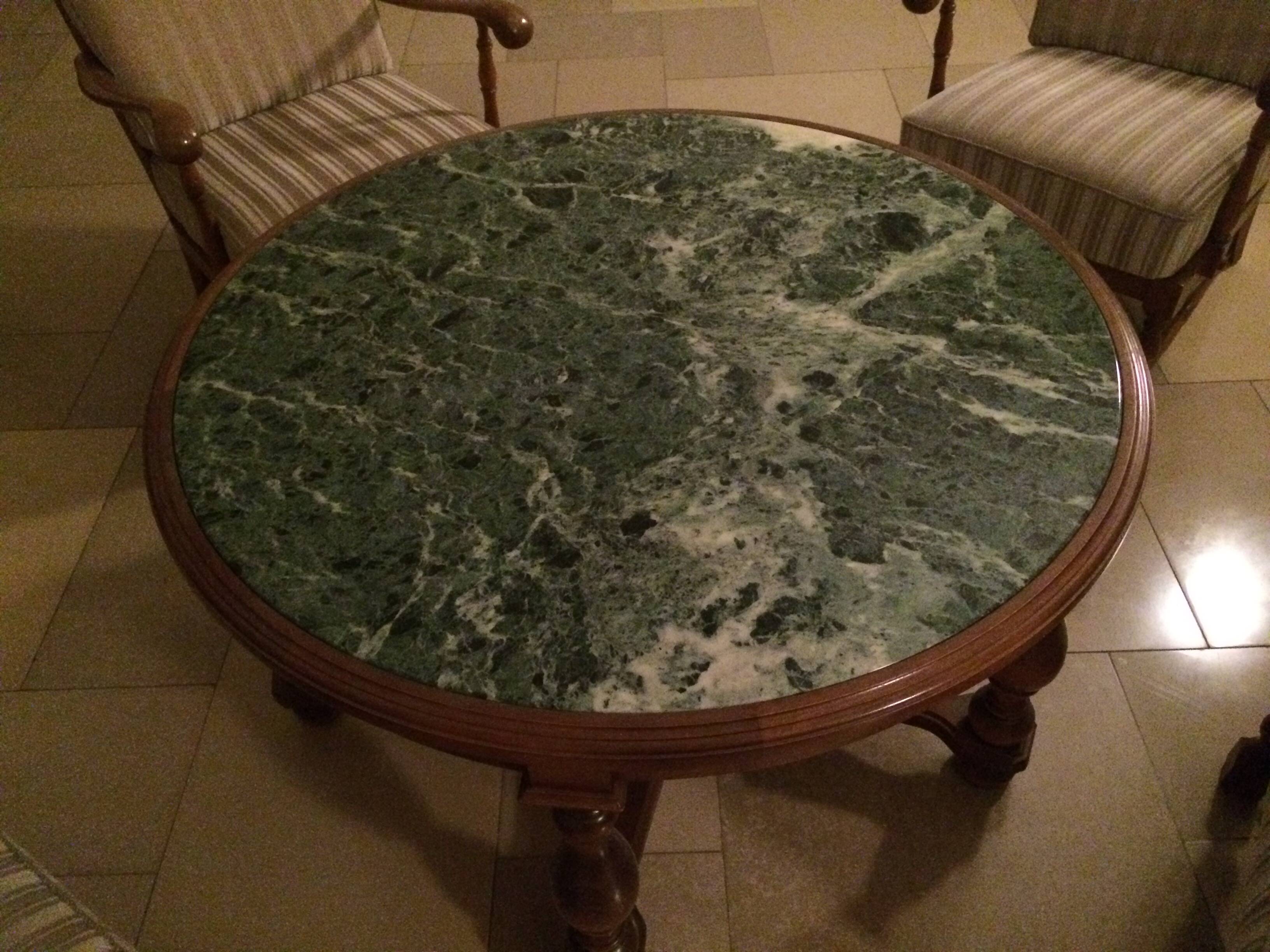 Ensemble de salon vintage avec table basse en marbre vert et quatre fauteuils.