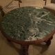 Ensemble de salon vintage avec table basse en marbre vert et quatre fauteuils.