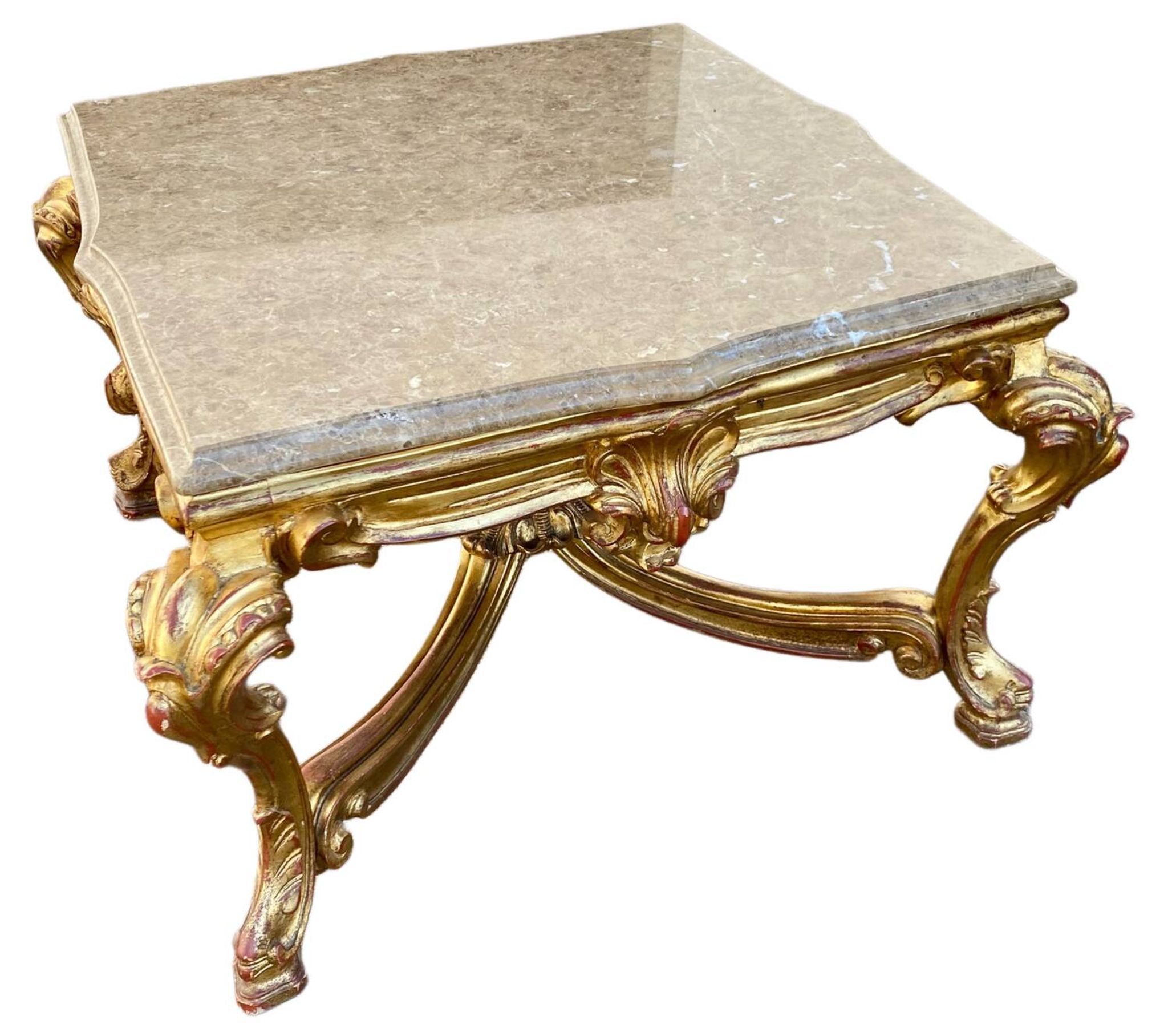 Table de milieu en bois doré table basse Louis XVI