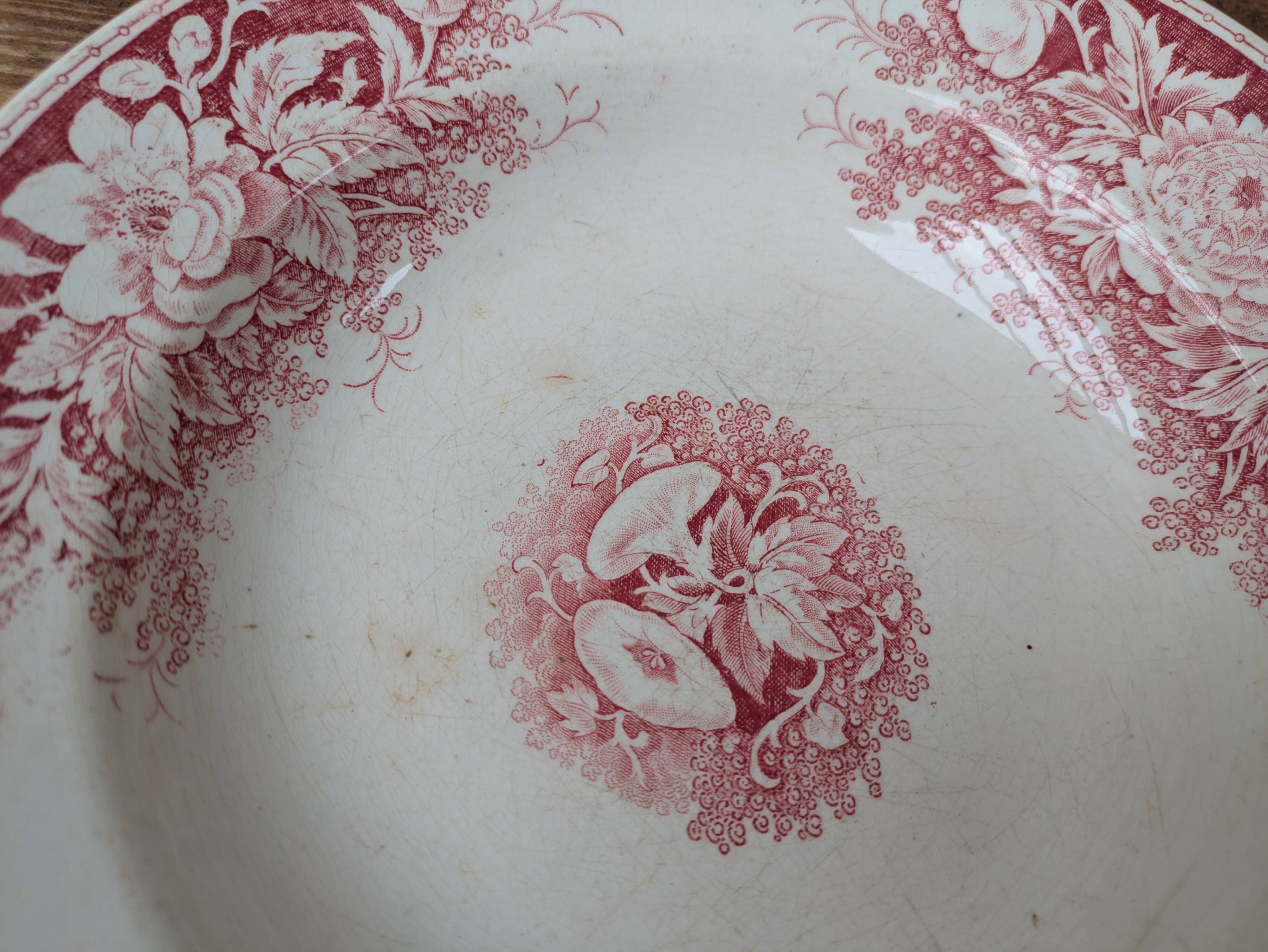 Hollow plate U et Cie Sarreguemines model Jardinière with pink flower decoration.