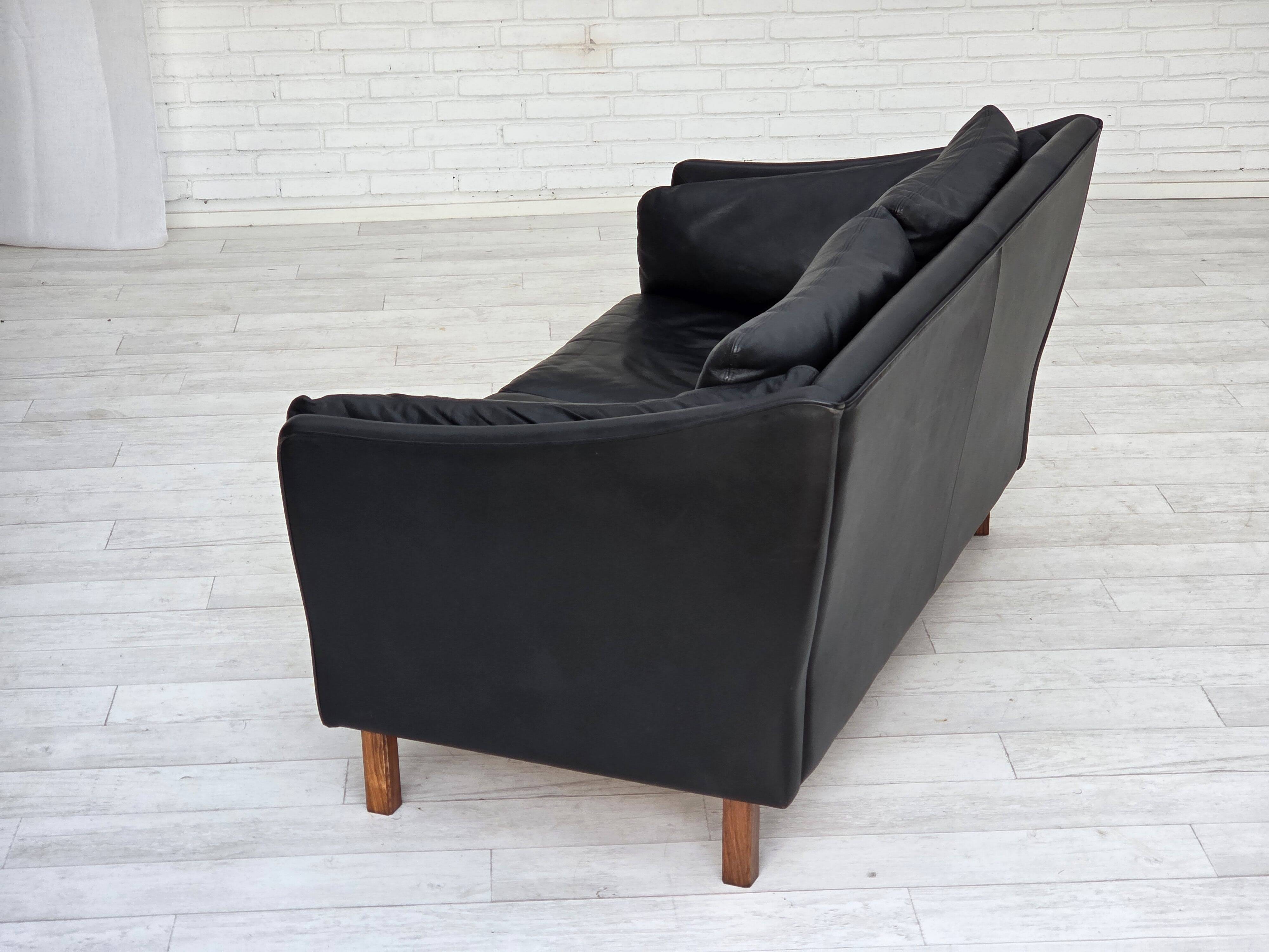 Canapé danois 2 places des années 1970, cuir d'ameublement noir d'origine, bois de teck.