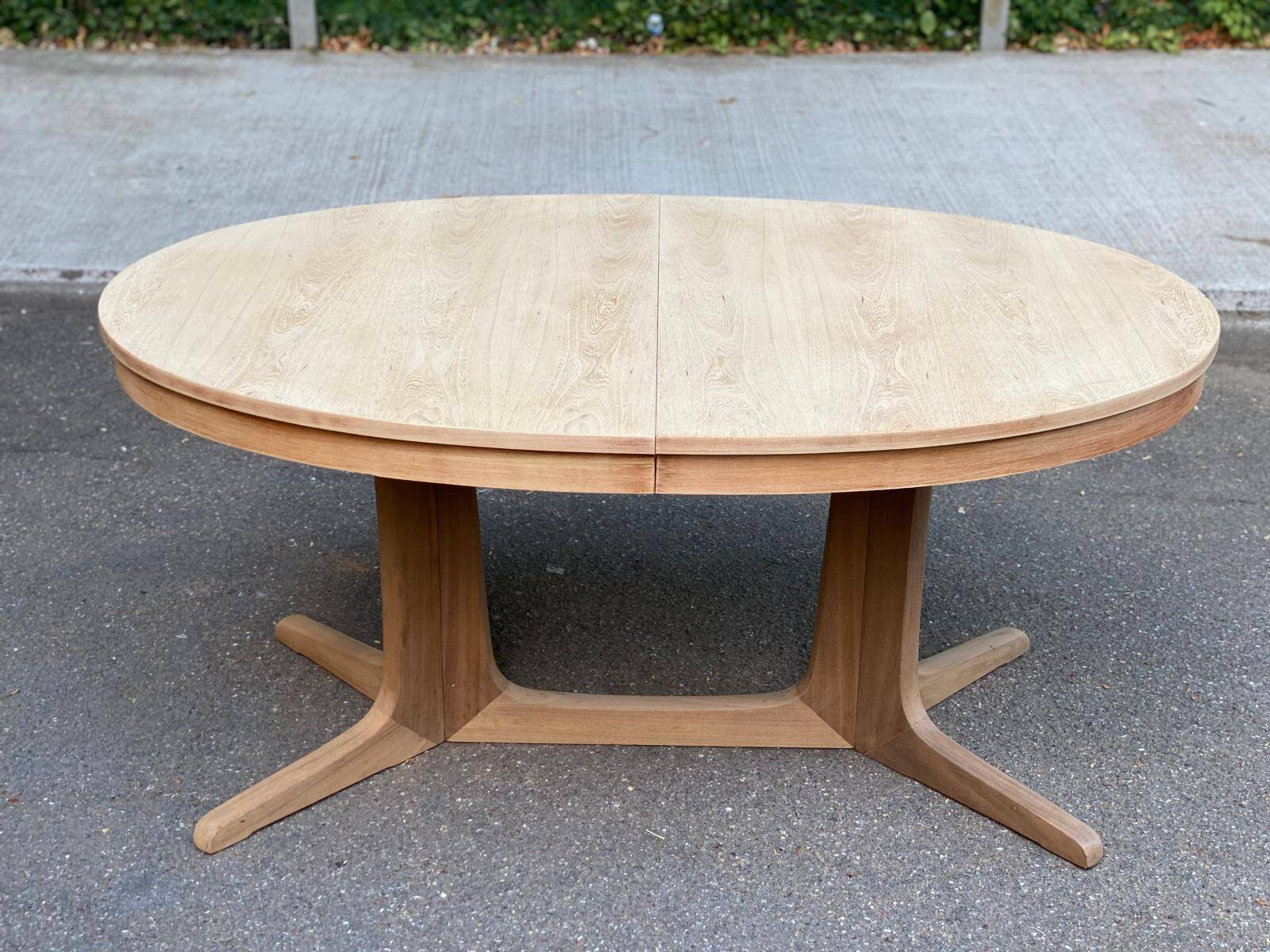 Table scandinave ovale extensible Baumann décapée en teck brut 240cm 1960
