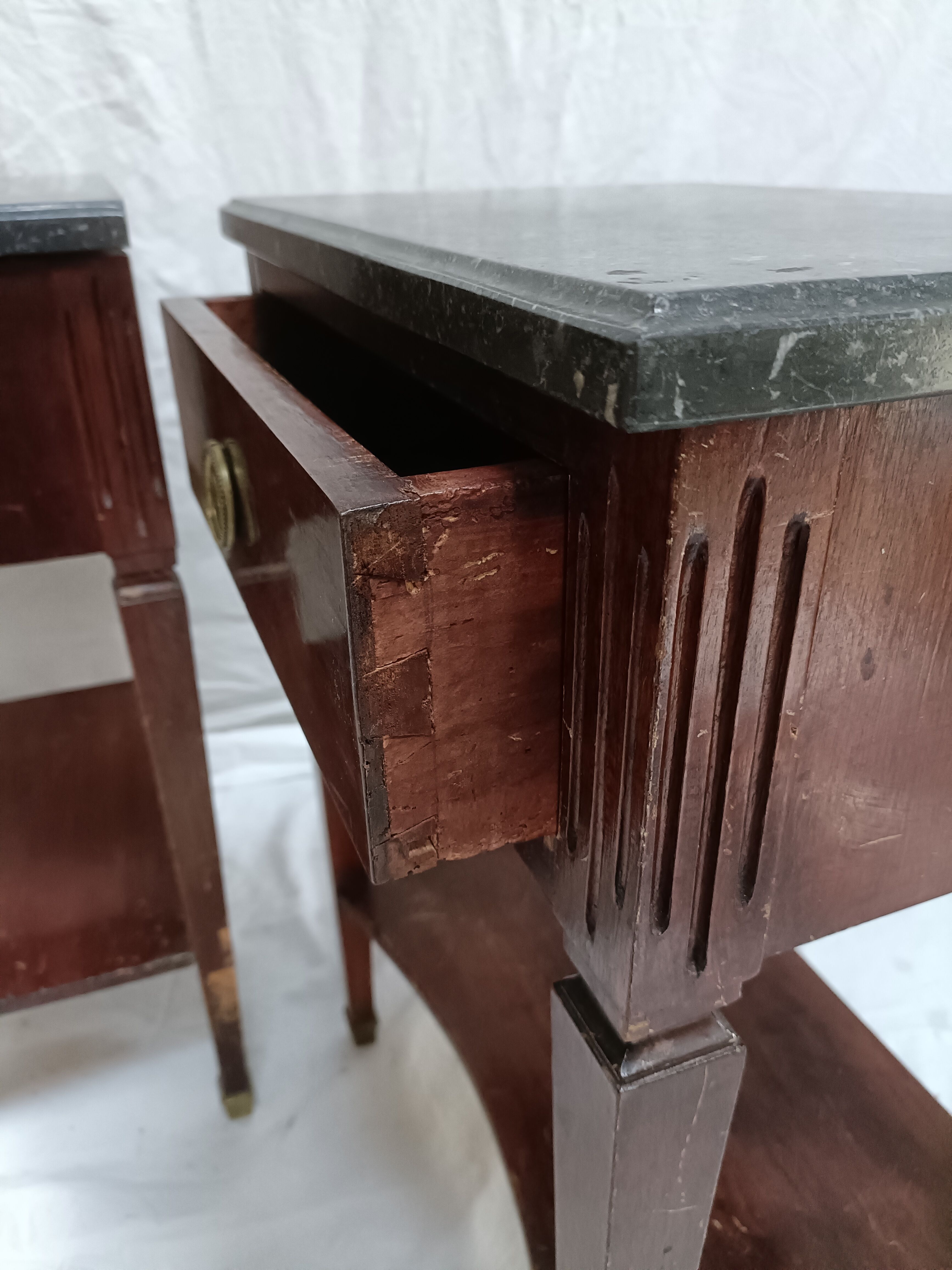 Paire de chevets Louis XVI dessus en marbre gris