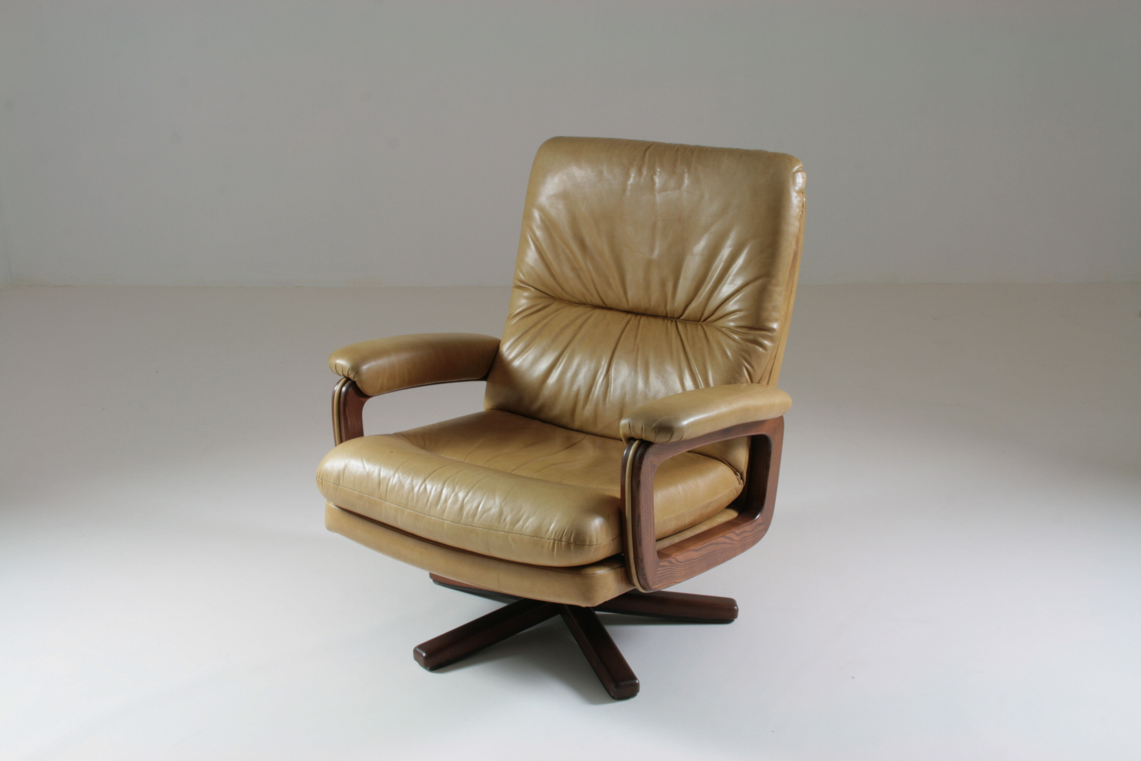 Leather lounge chair by André Vandenbeuck