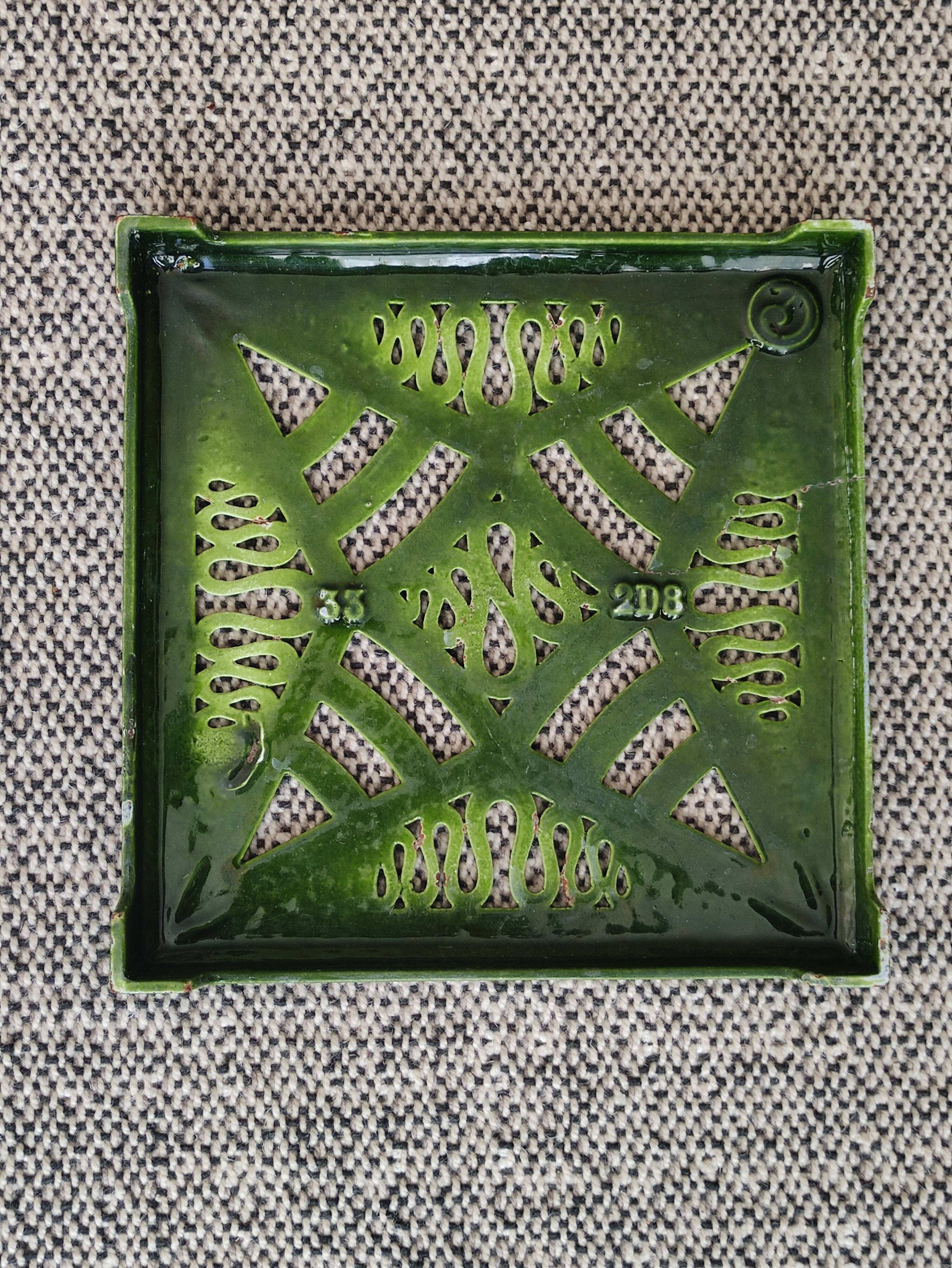 Green enamelled cast iron underside