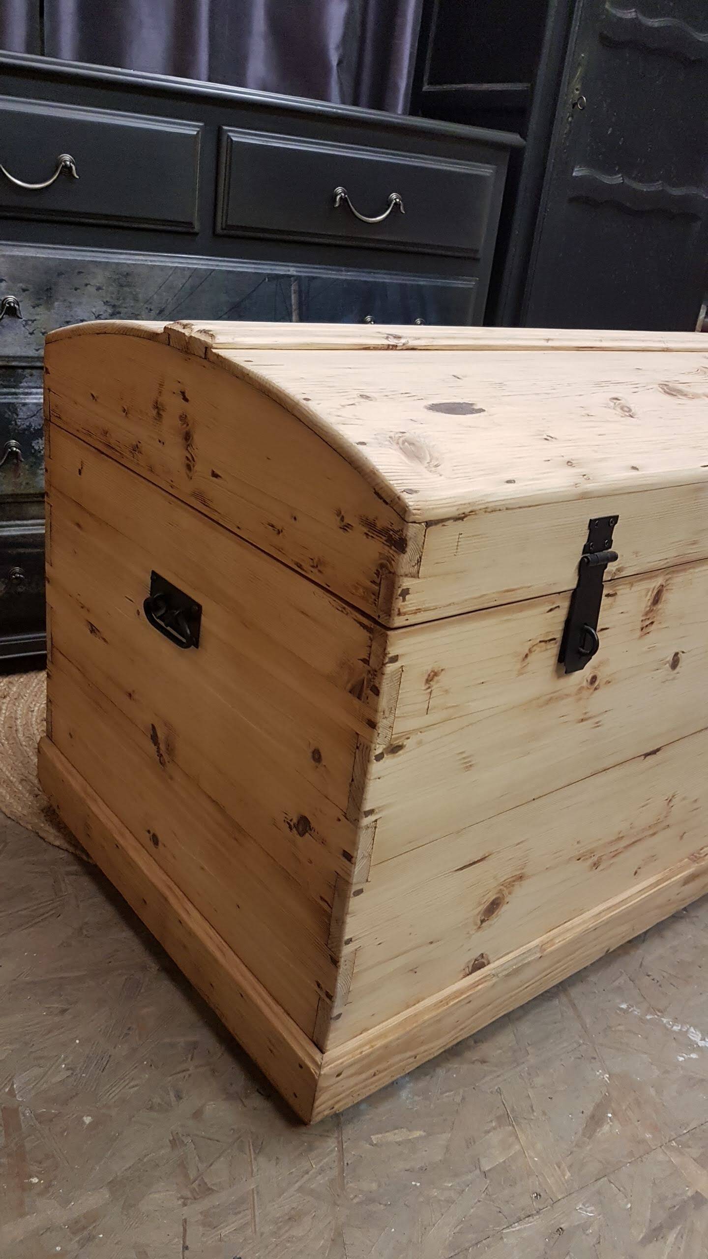 Old curved travel trunk, in pine, stripped 98x60x65