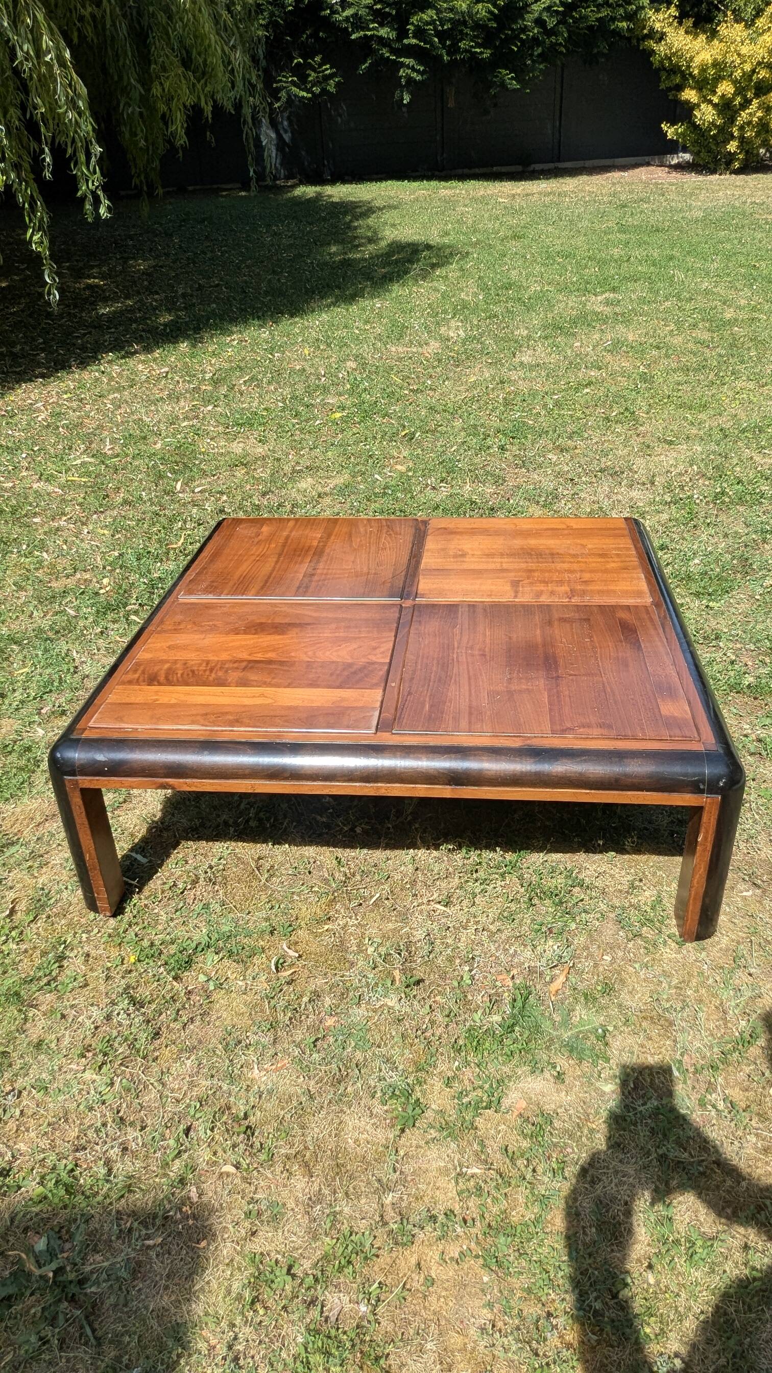 Table basse carrée vintage en bois massif et angles arrondis noircis