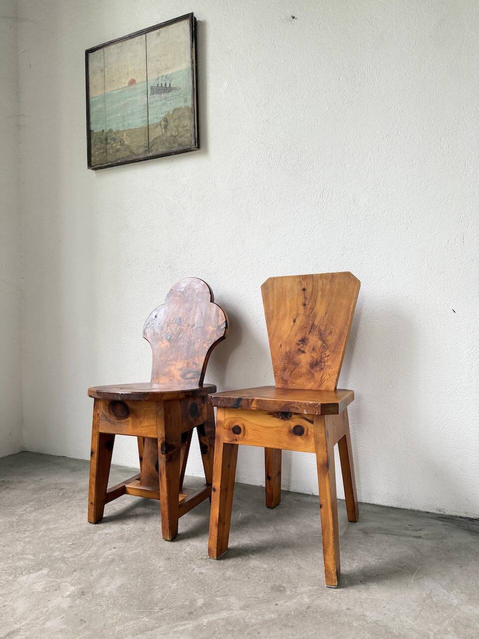 Paire de chaises brutalistes savoyardes en pin