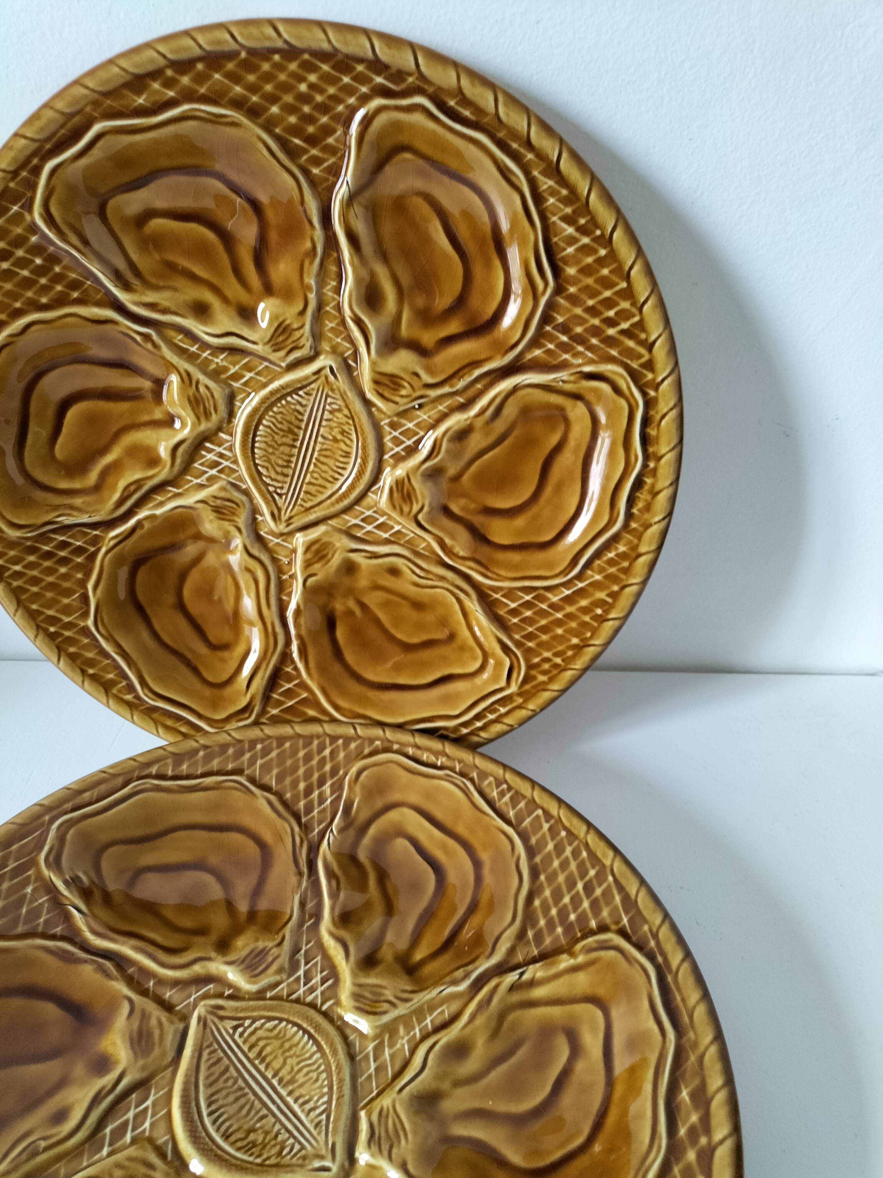 Duo of oyster plates in slip