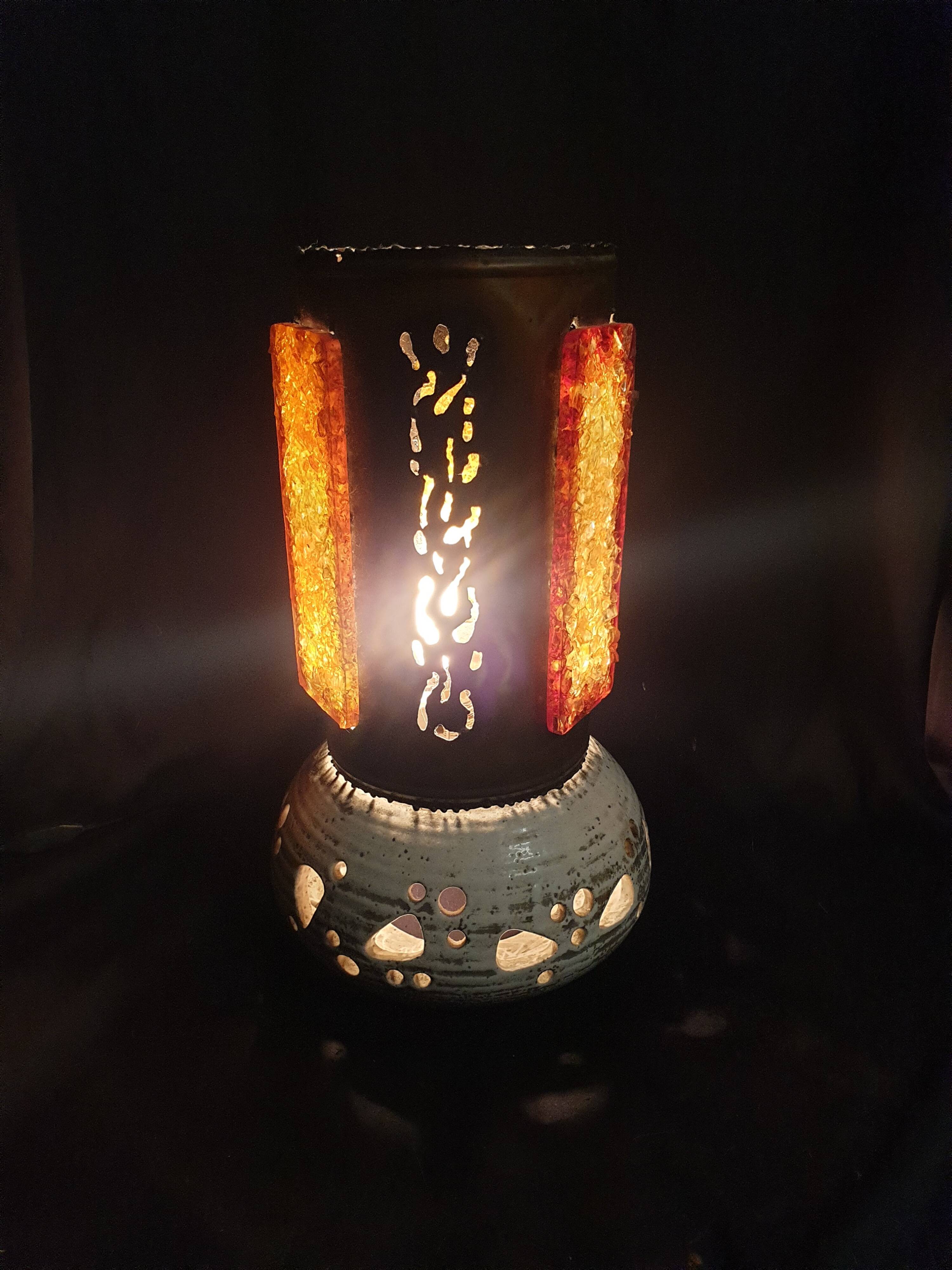 Grande lampe brutaliste signée accolay – céramique et résine – vintage 1960