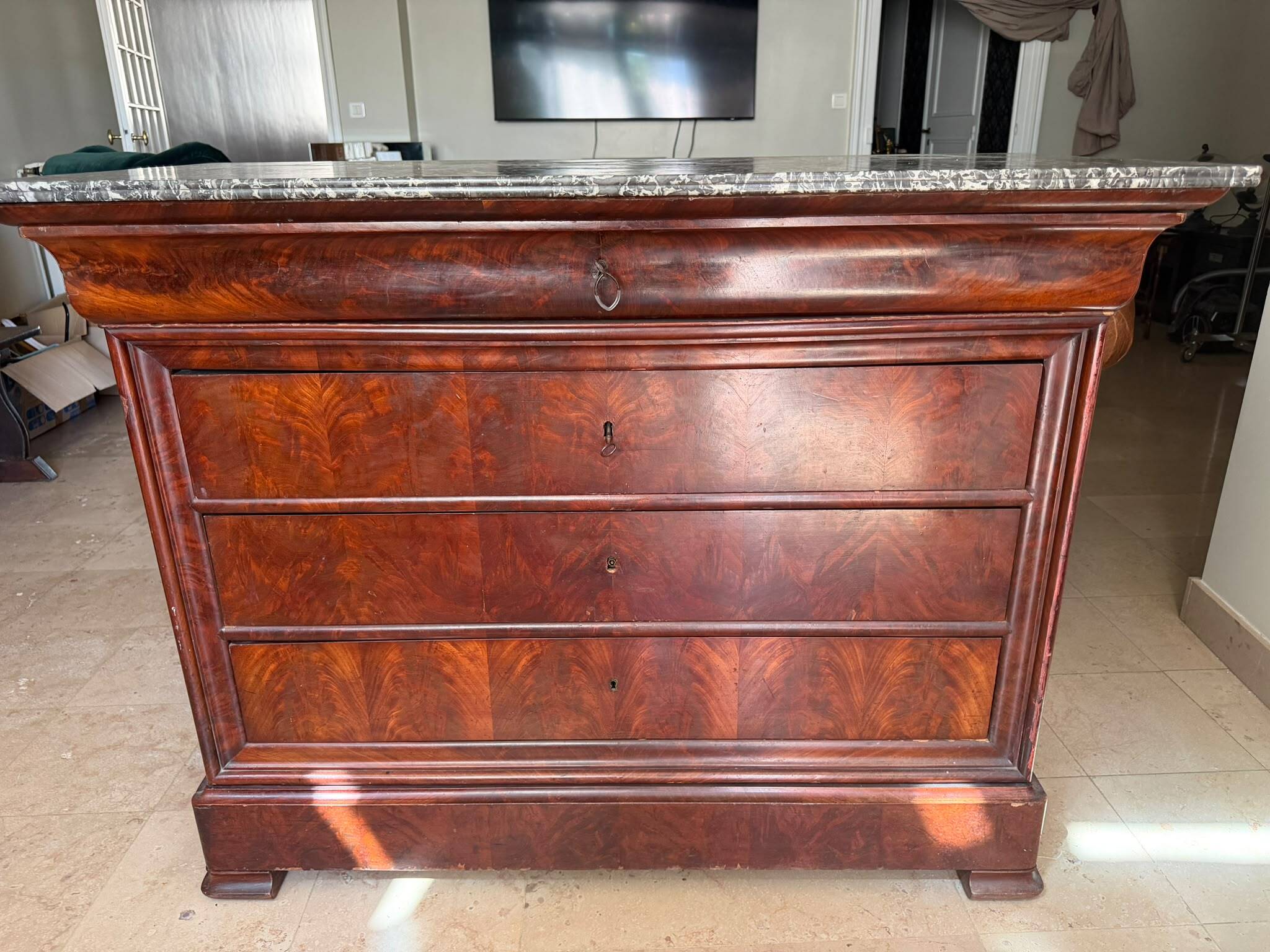 Louis-Philippe mahogany commode with flame finish – 4 drawers – Marble top