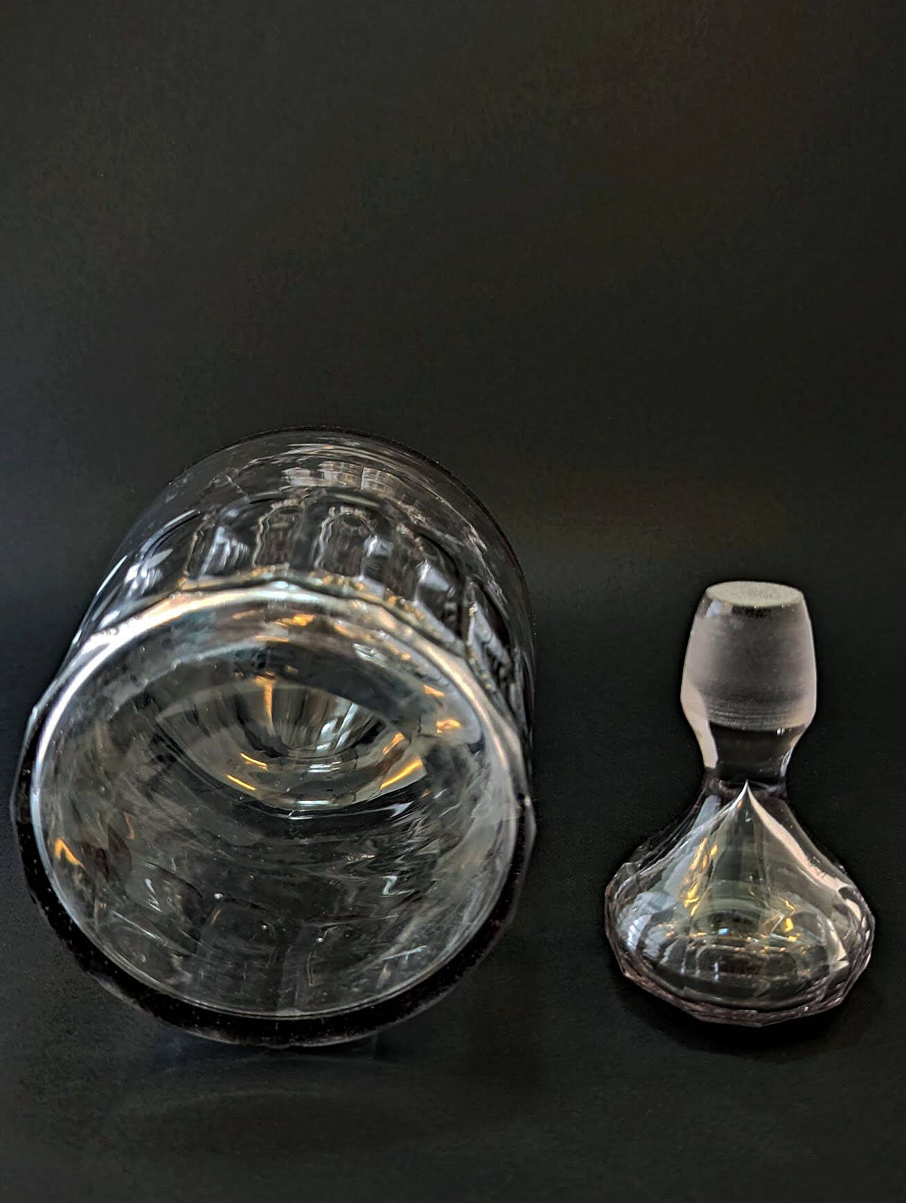 Antique decanter "with flat ribs" Louis Philippe style (1830-1850)