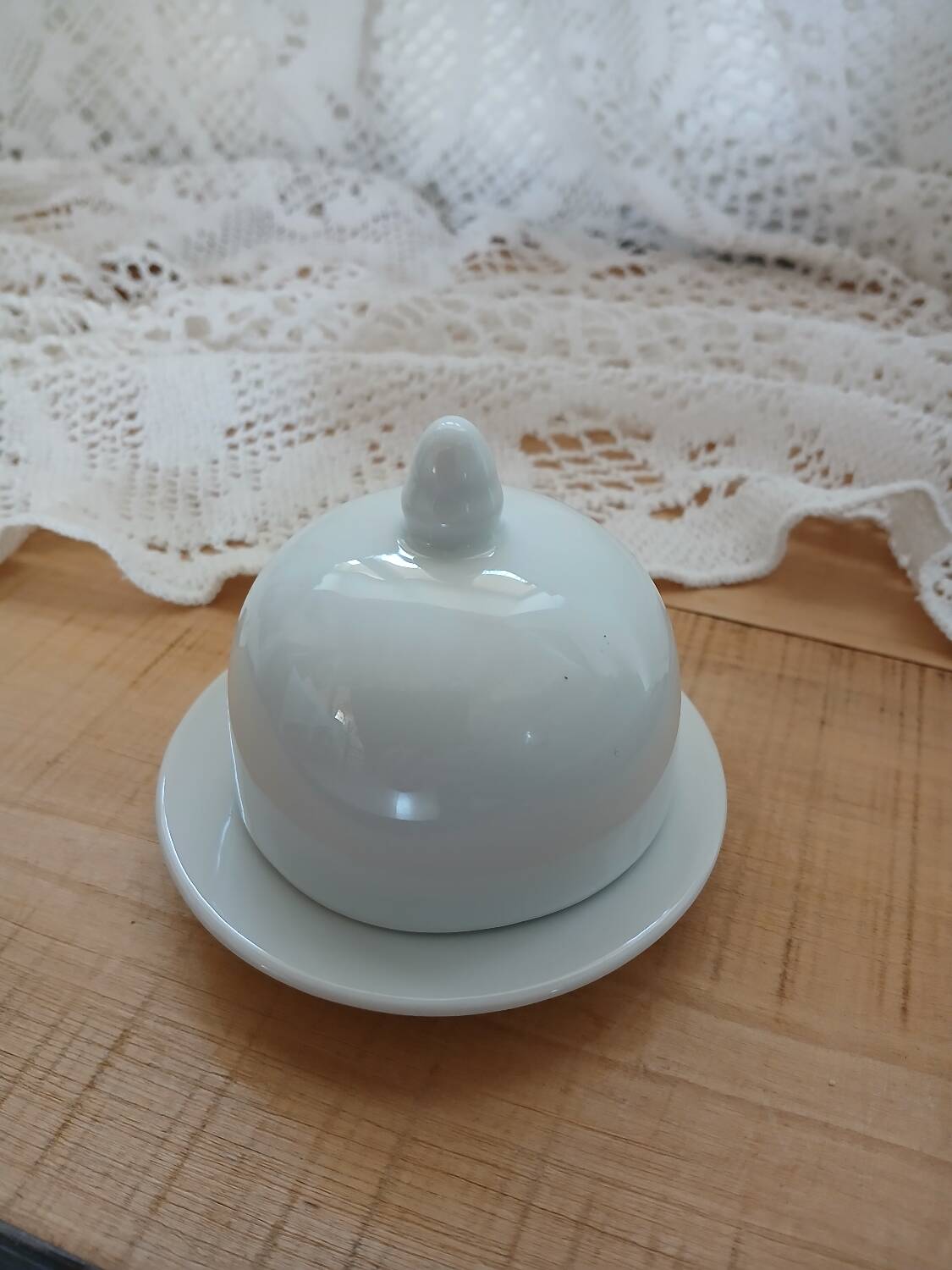 Individual porcelain butter dish