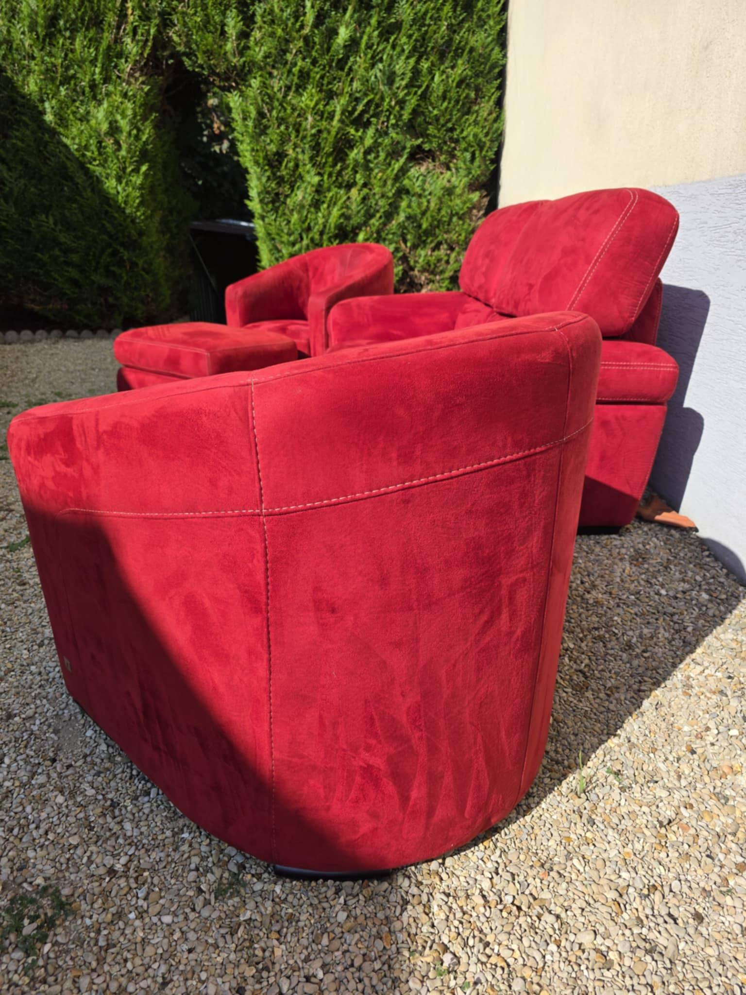 Ensemble un canapé deux fauteuils rouge et un pouf très bon état