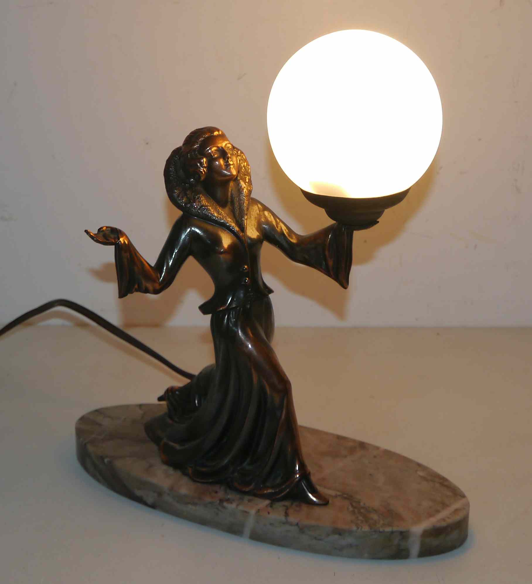 Art deco lamp in regul and marble "woman holding a globe"