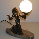 Lampe art déco en regul et marbre « femme tenant un globe »
