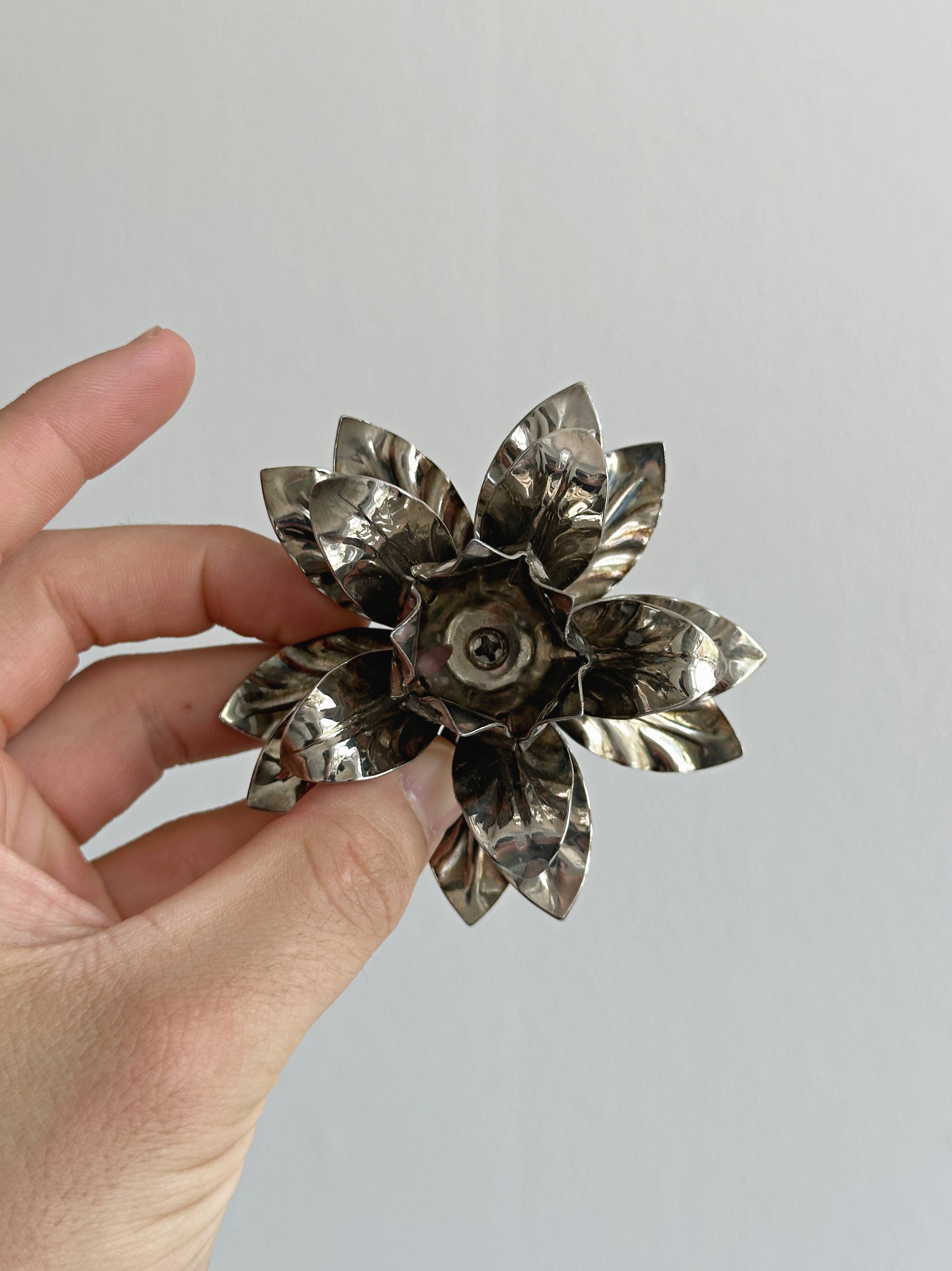 Light metal flower candlestick