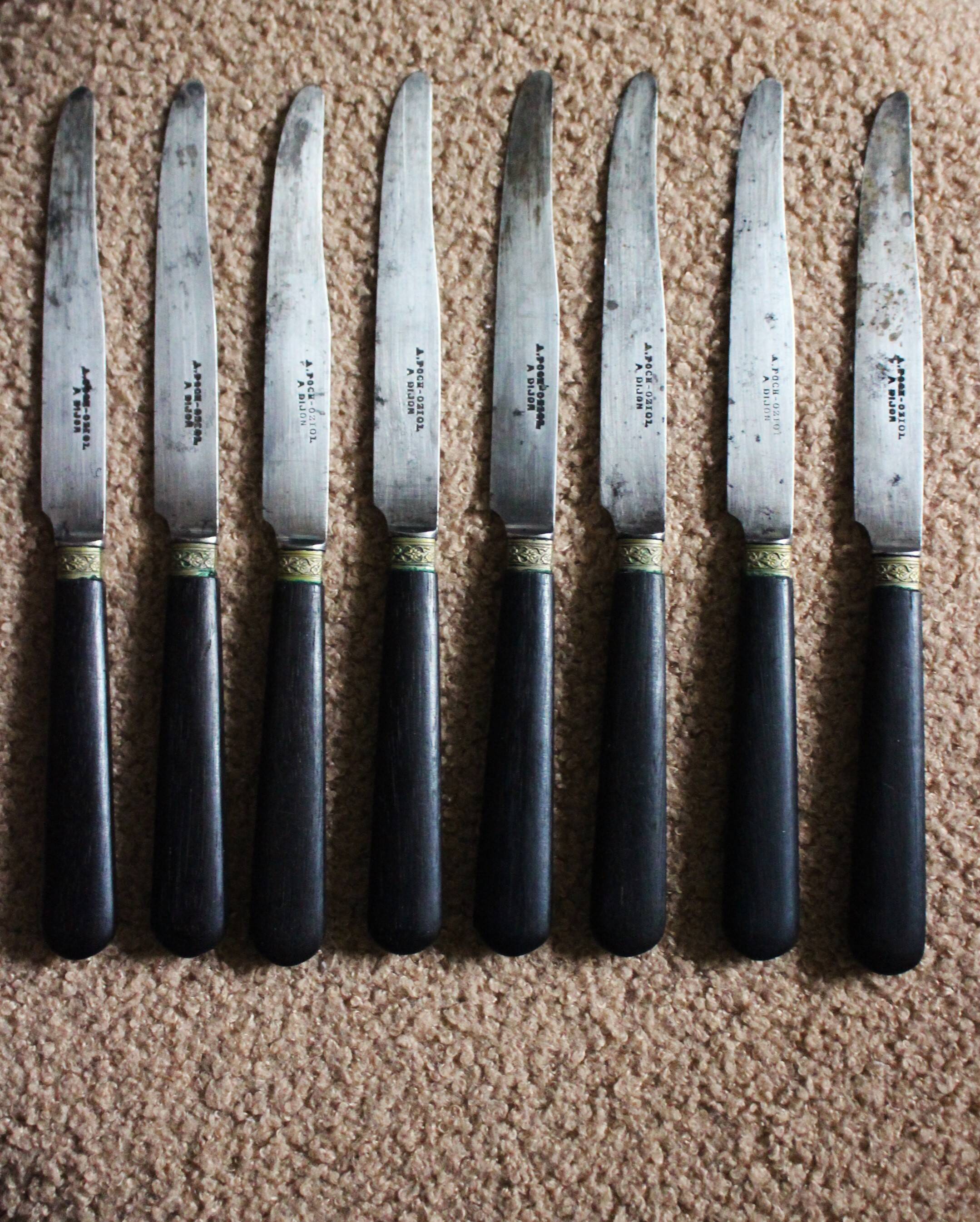 8 couteaux viroles gravées et bois noir