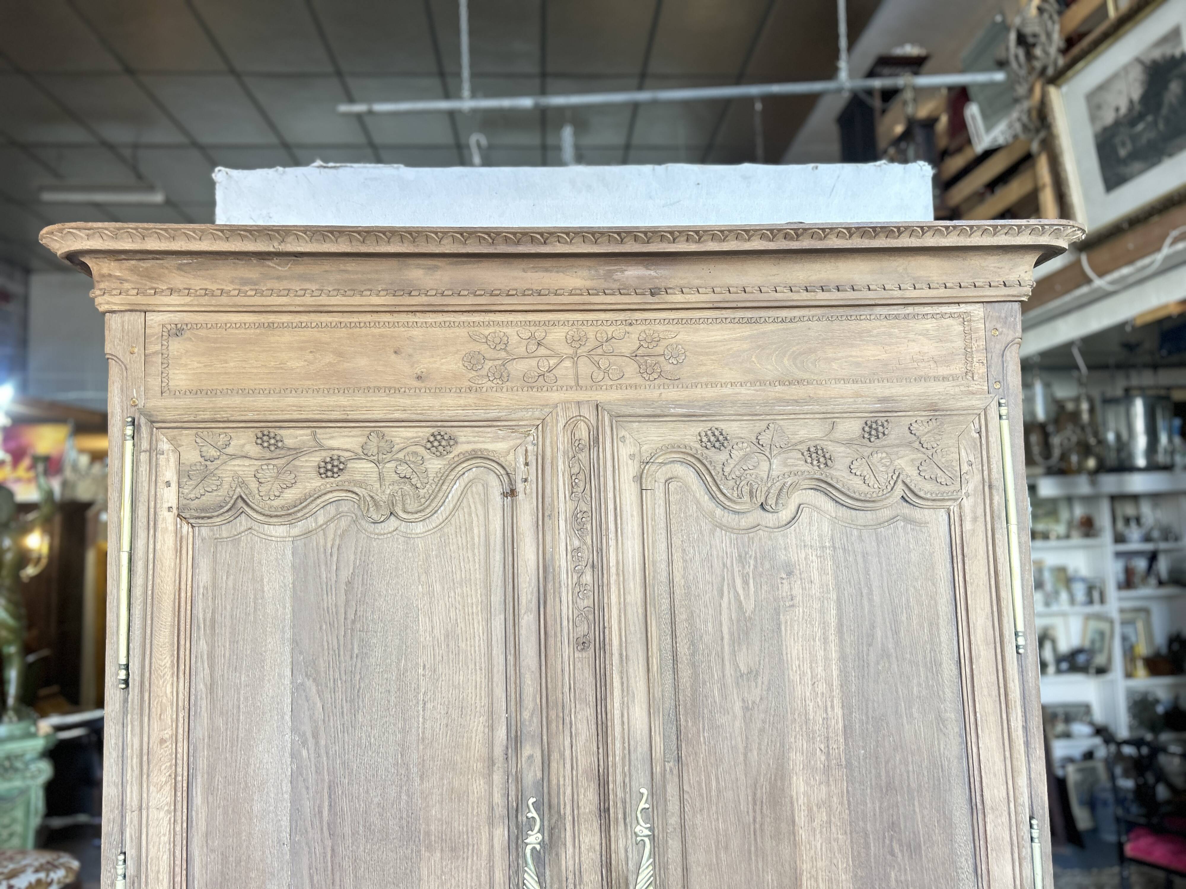 Armoire ancienne ,deux portes,  en chêne décapée, Style Louis XV