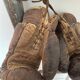 Ancienne paire de gants de boxe en cuir