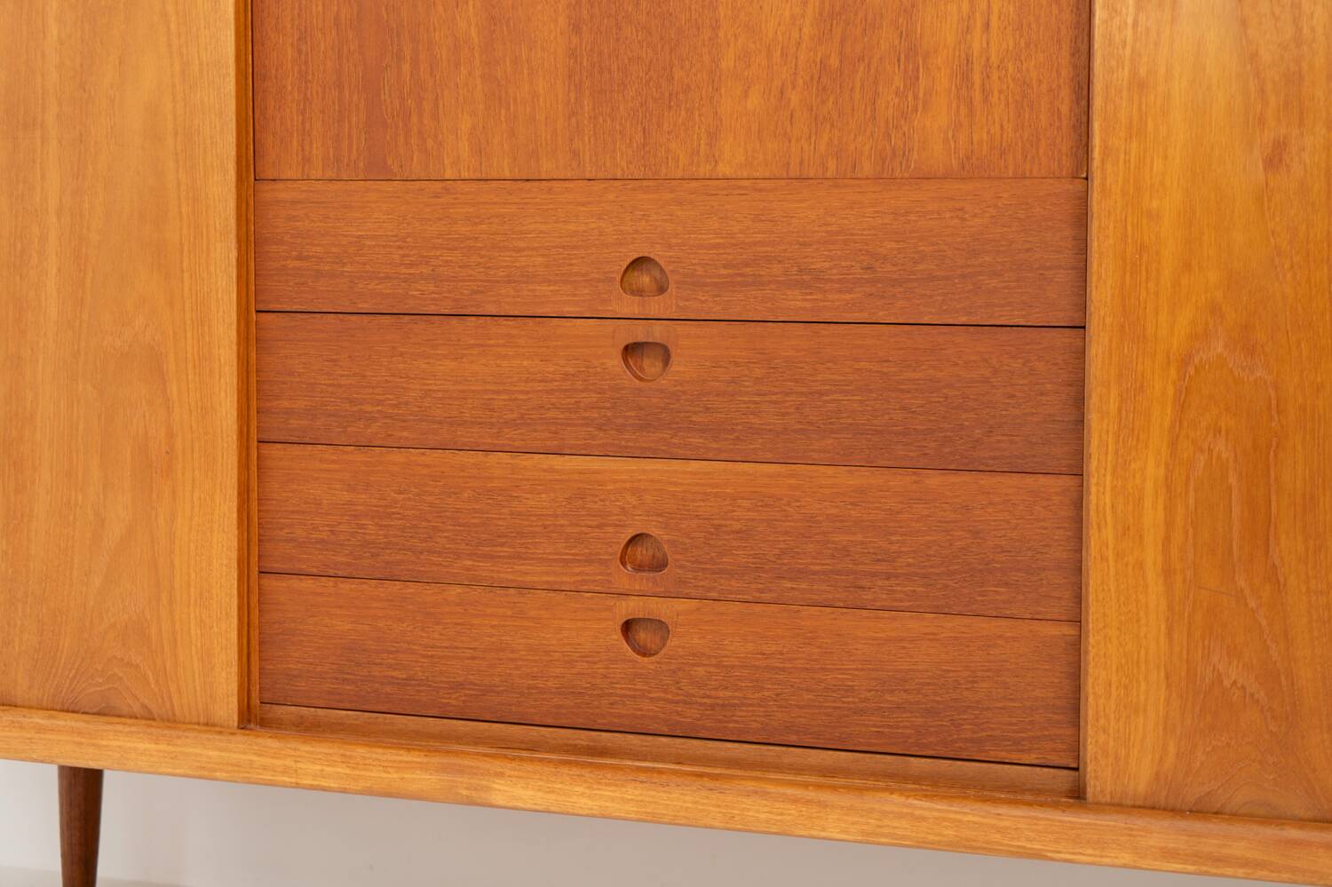 Buffet haut de Henry W. Klein pour Bramin en teck (Danemark, années 1960).