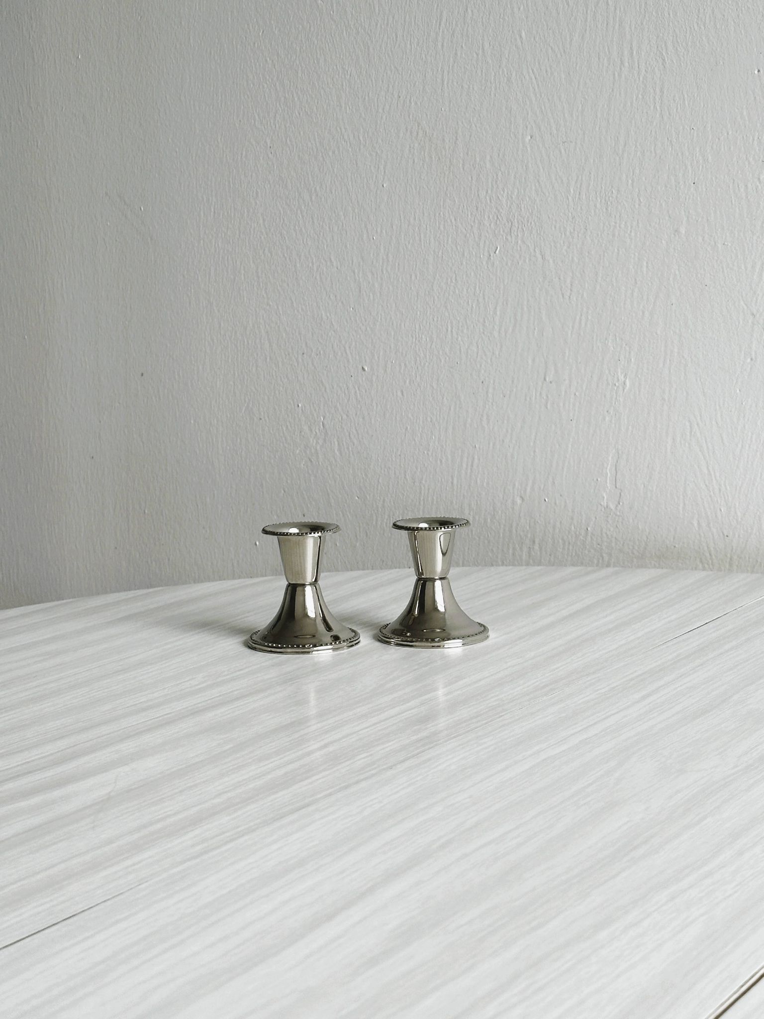 Paire de petits bougeoirs en métal léger