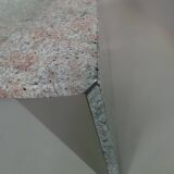 Table basse en granit de forme libre, façade ondulée graduée. Hollande '70