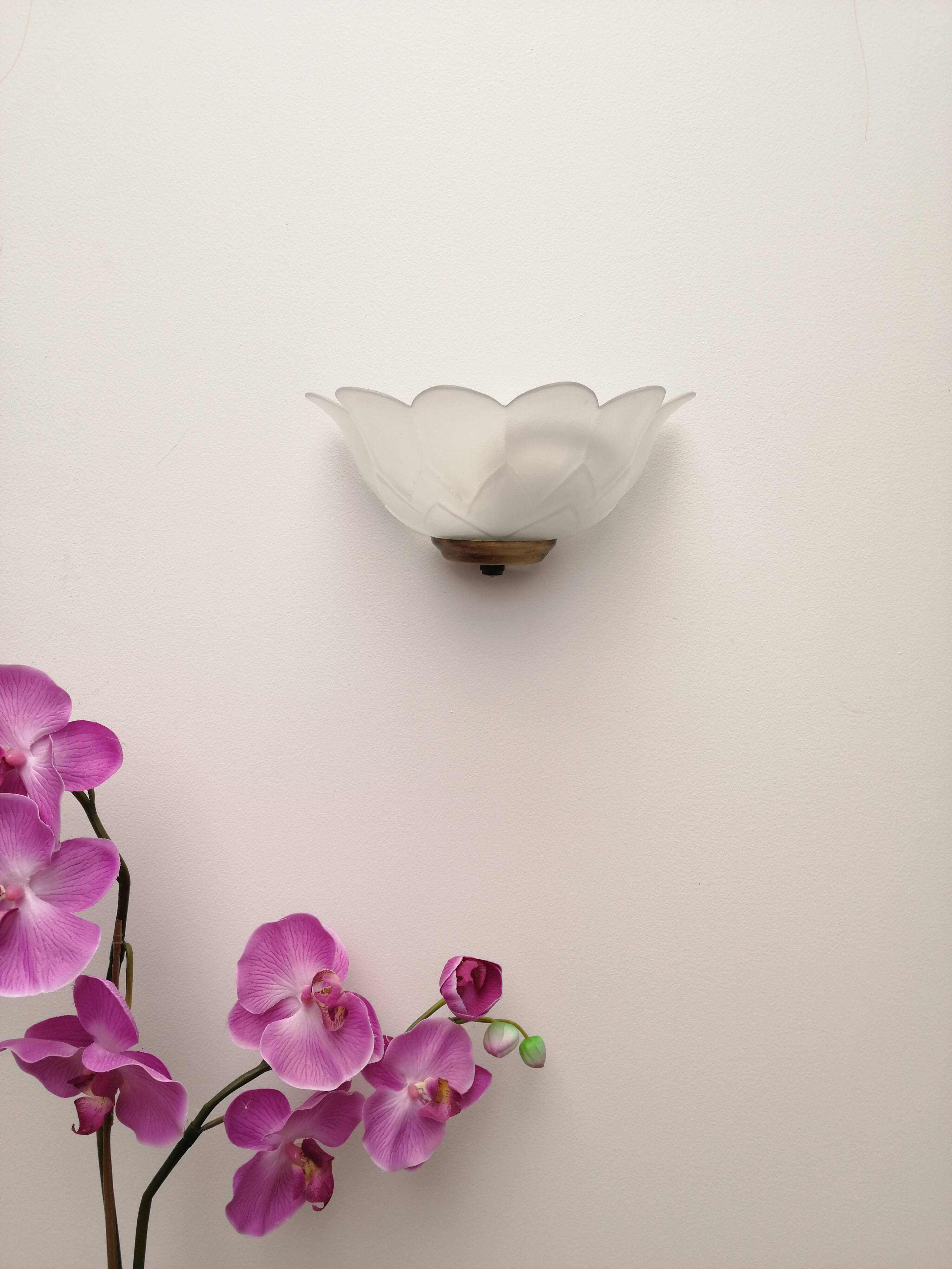 Flower-shaped molded glass wall lamp