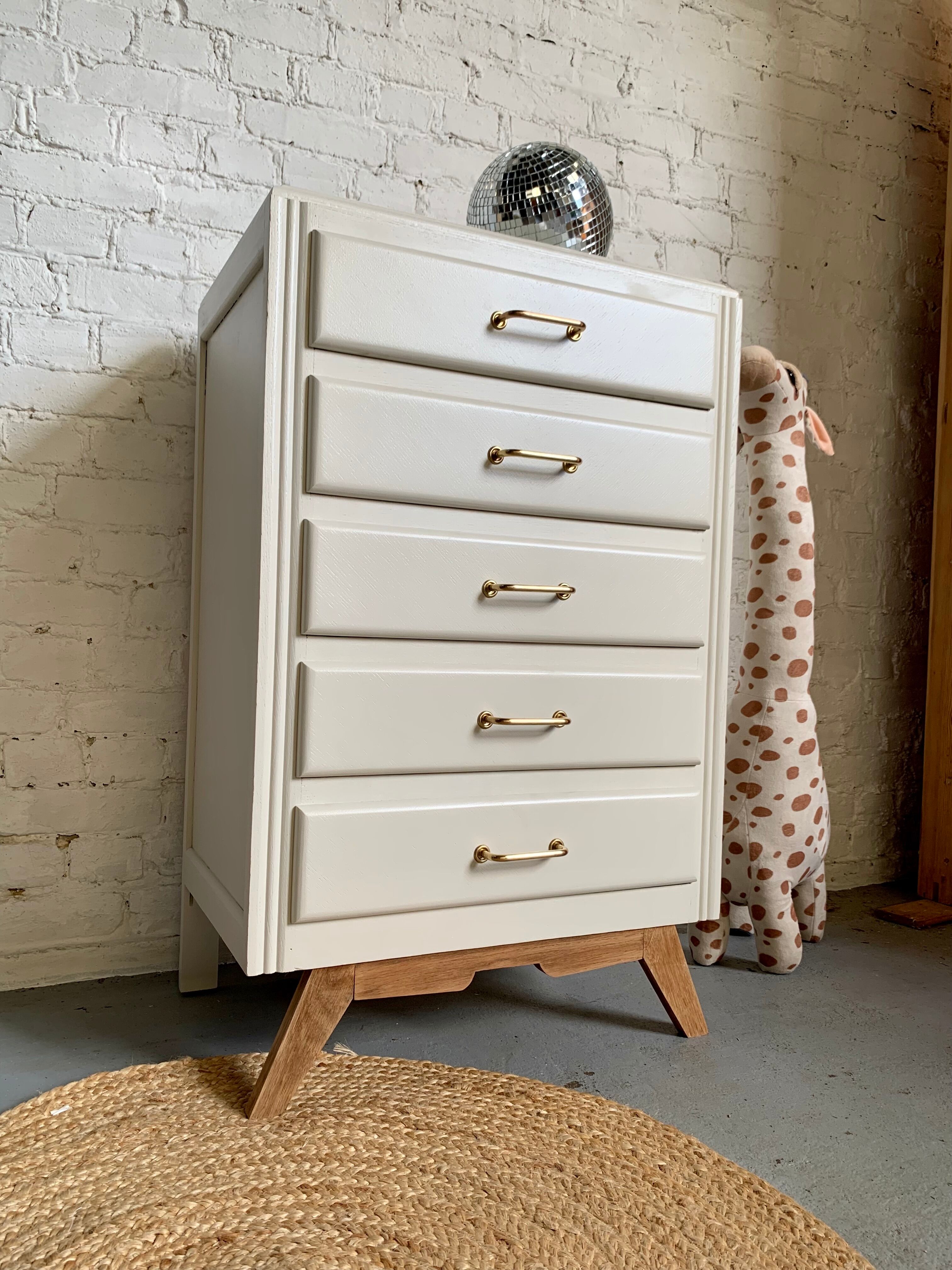 Dresser feet compass