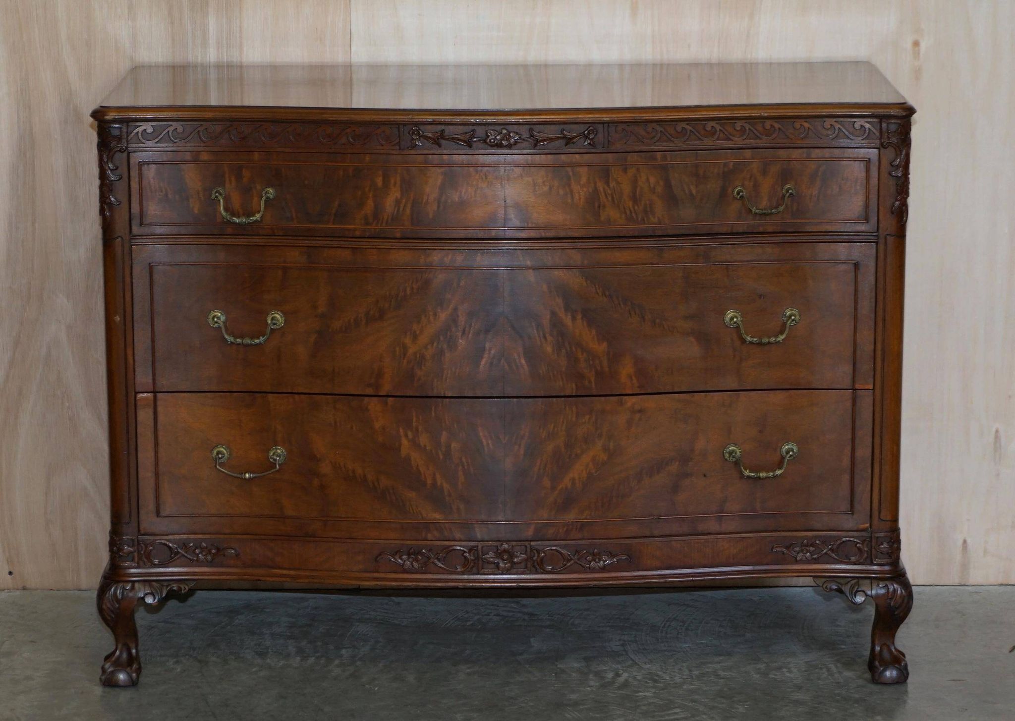 Commode Victorienne Tardive en Bois Dur Pieds Griffe et Boule