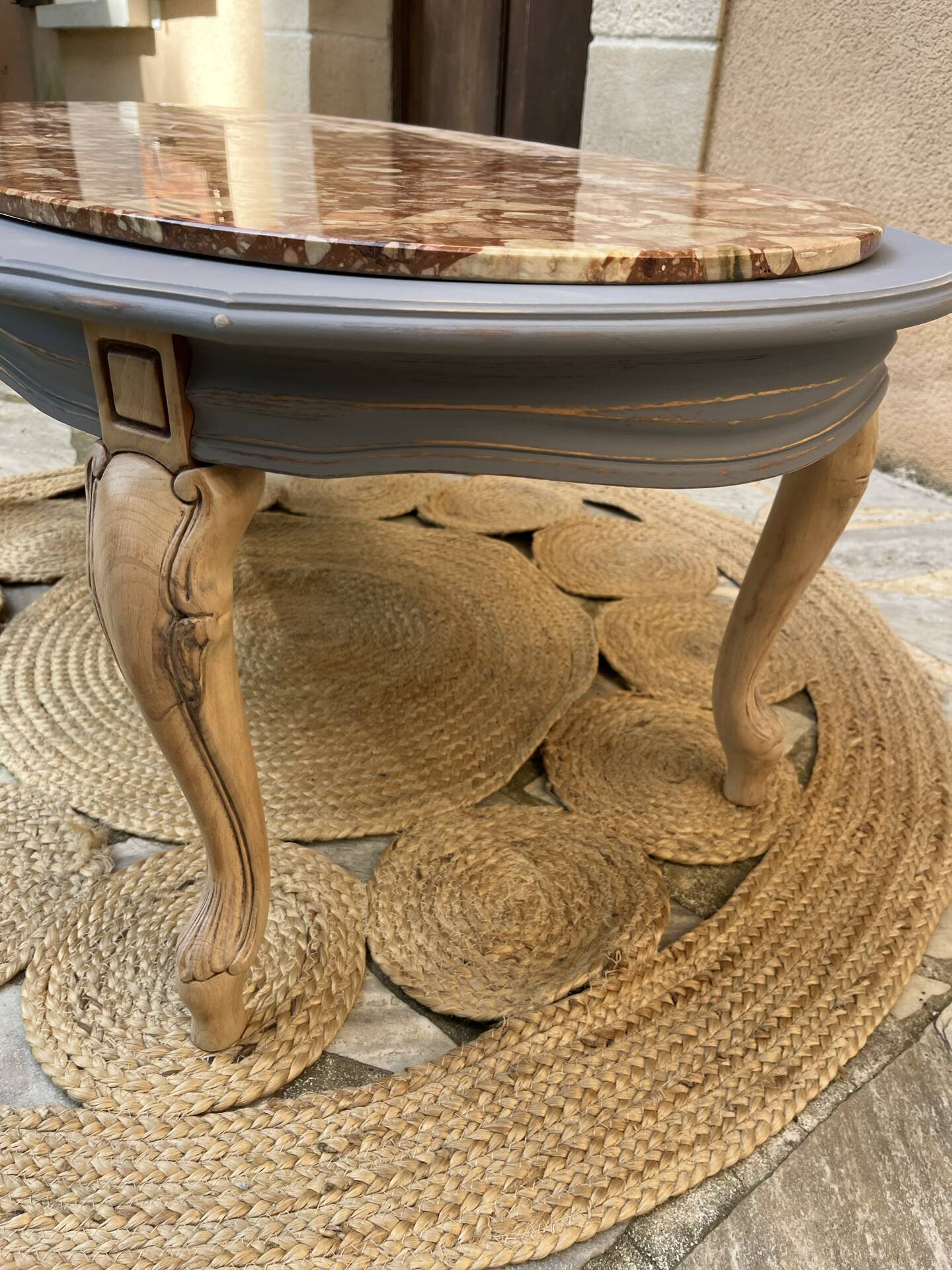 Oval coffee table in marble and wood
